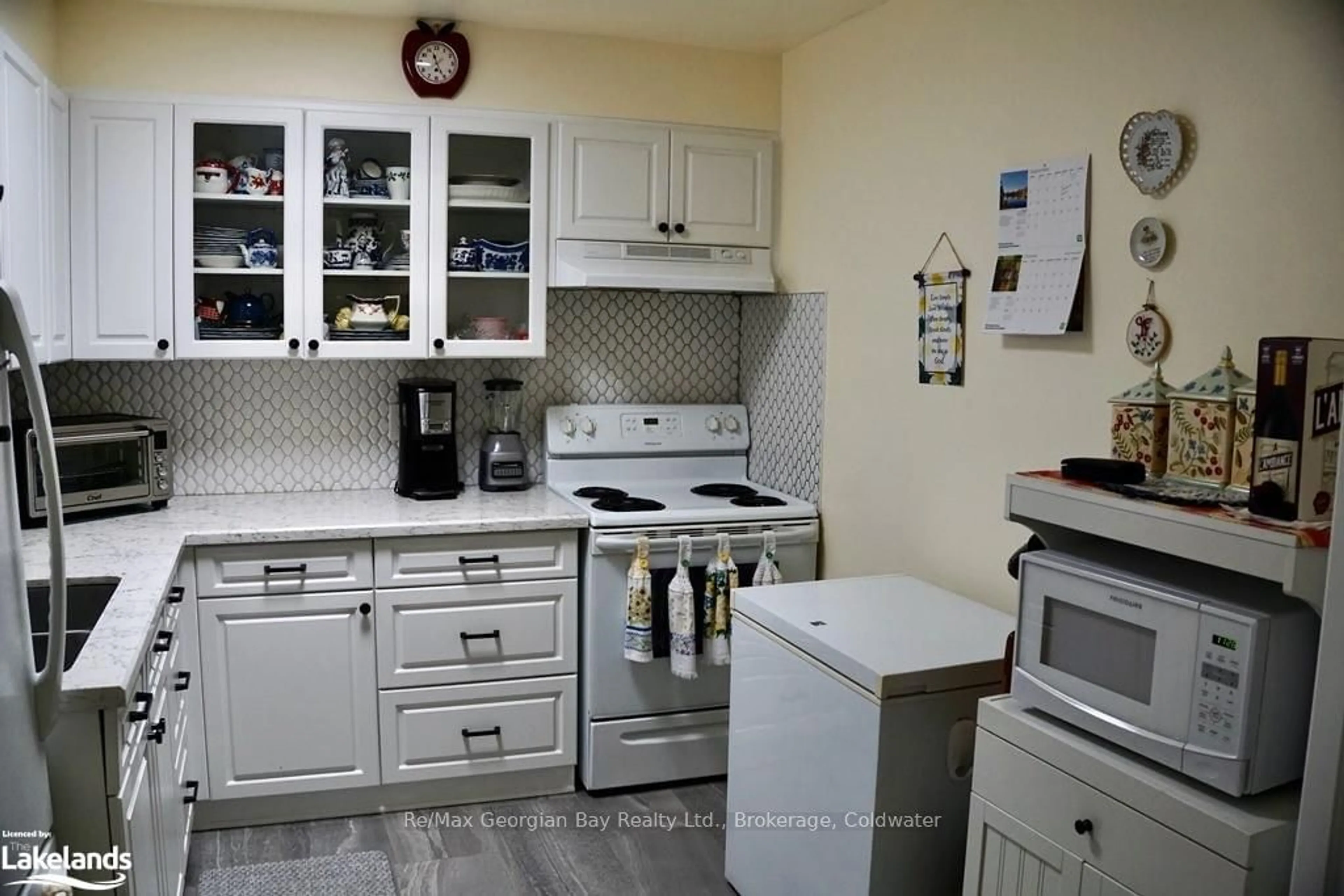 Standard kitchen, ceramic floors, cottage for 696 KING St #102, Midland Ontario L4R 5B8