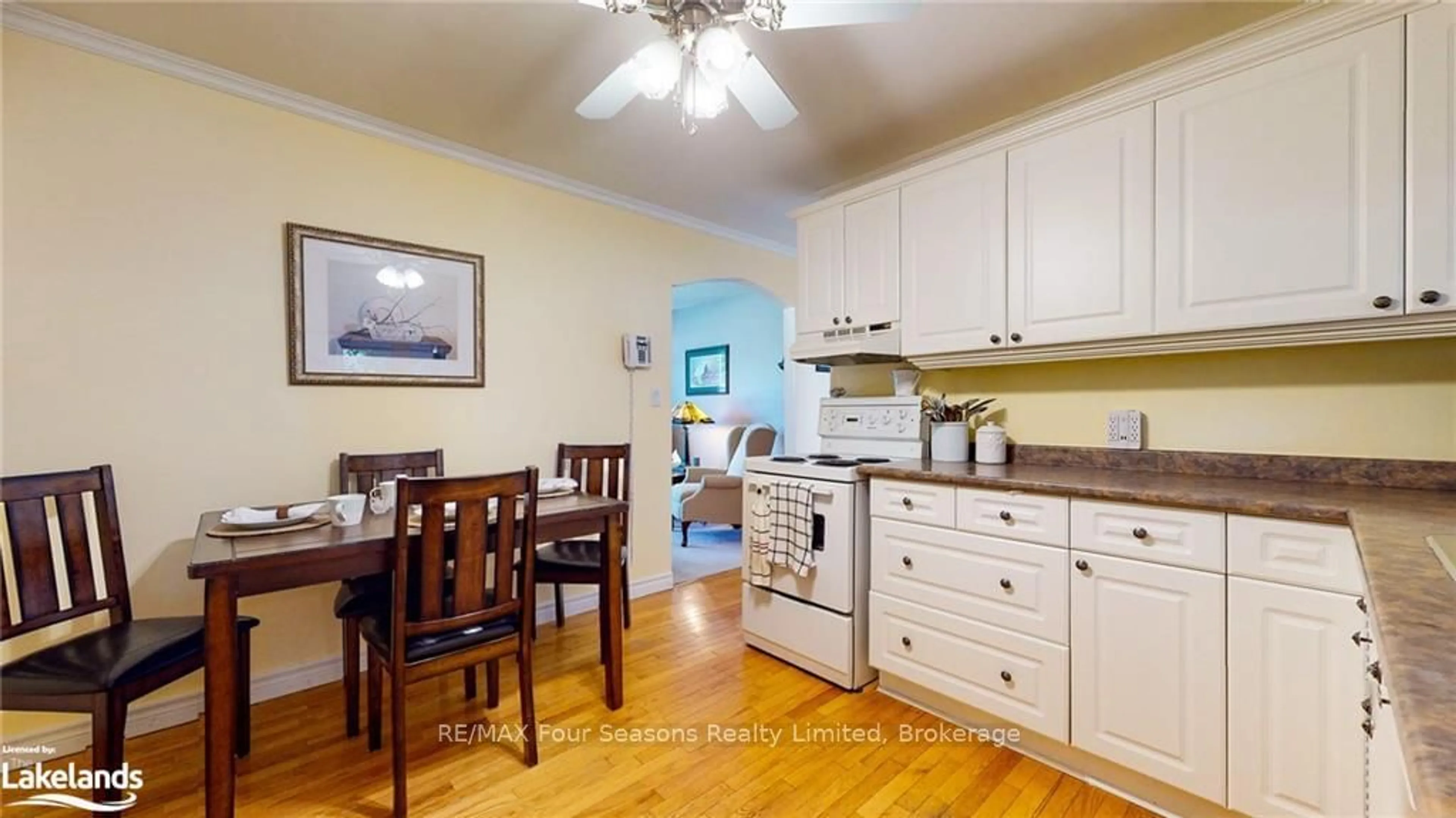 Standard kitchen, wood floors, cottage for 46 ERIE St, Collingwood Ontario L9Y 1P4