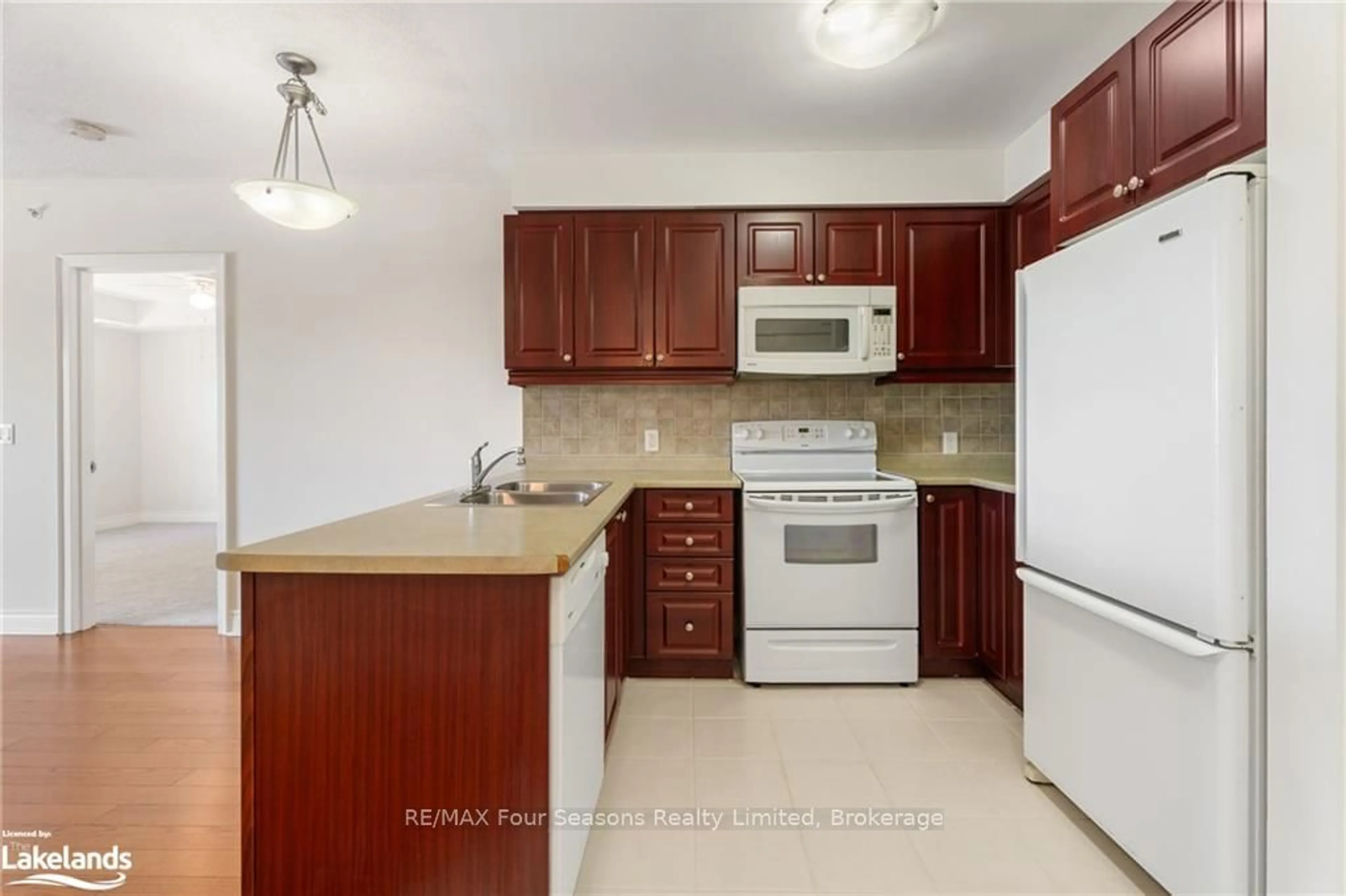 Standard kitchen, wood floors, cottage for 91 RAGLAN St #411, Collingwood Ontario L9Y 3B3