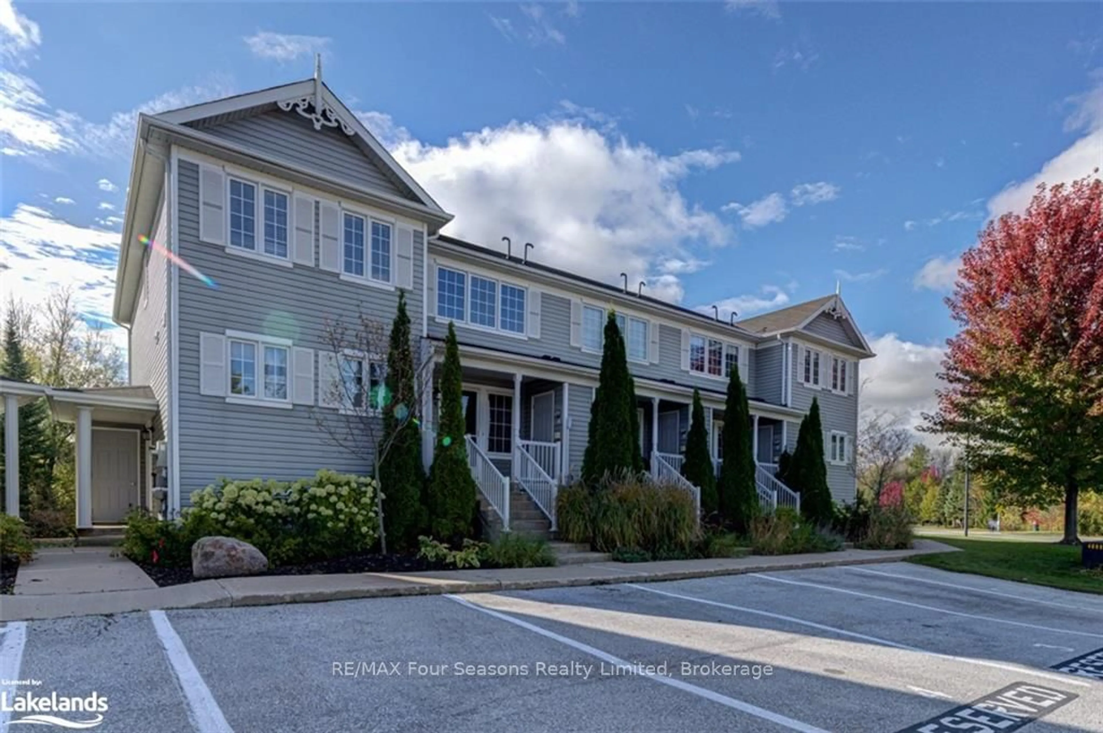 A pic from exterior of the house or condo, the street view for 4 ROYALTON Lane, Collingwood Ontario L9Y 5K4