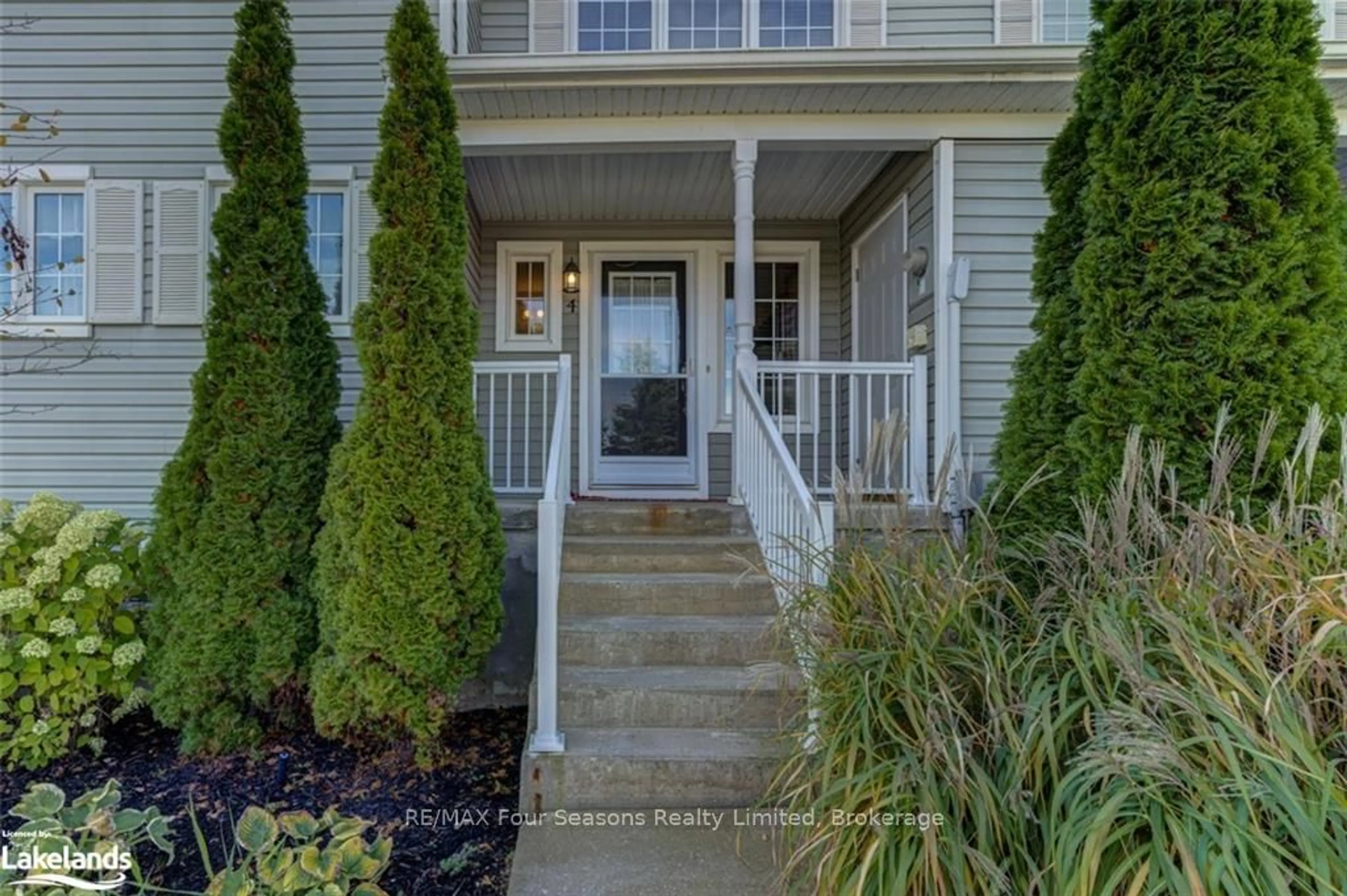 Indoor entryway, wood floors for 4 ROYALTON Lane, Collingwood Ontario L9Y 5K4