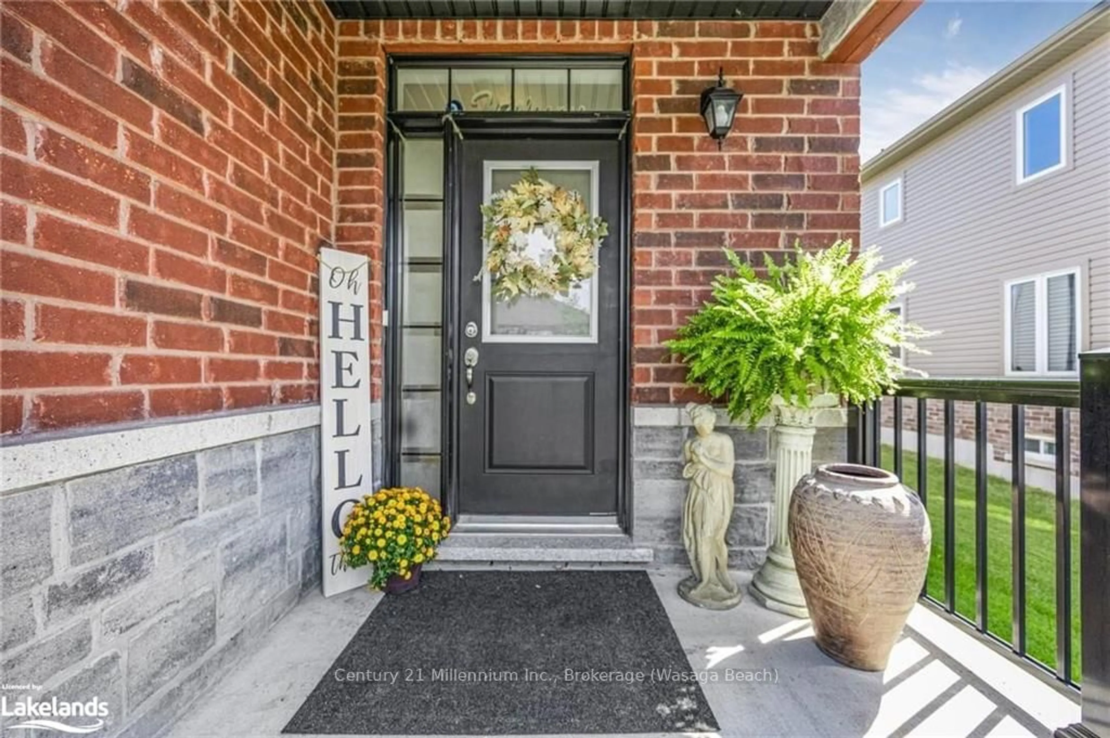 Indoor entryway, wood floors for 33 AUTUMN Dr, Wasaga Beach Ontario L9Z 0K7