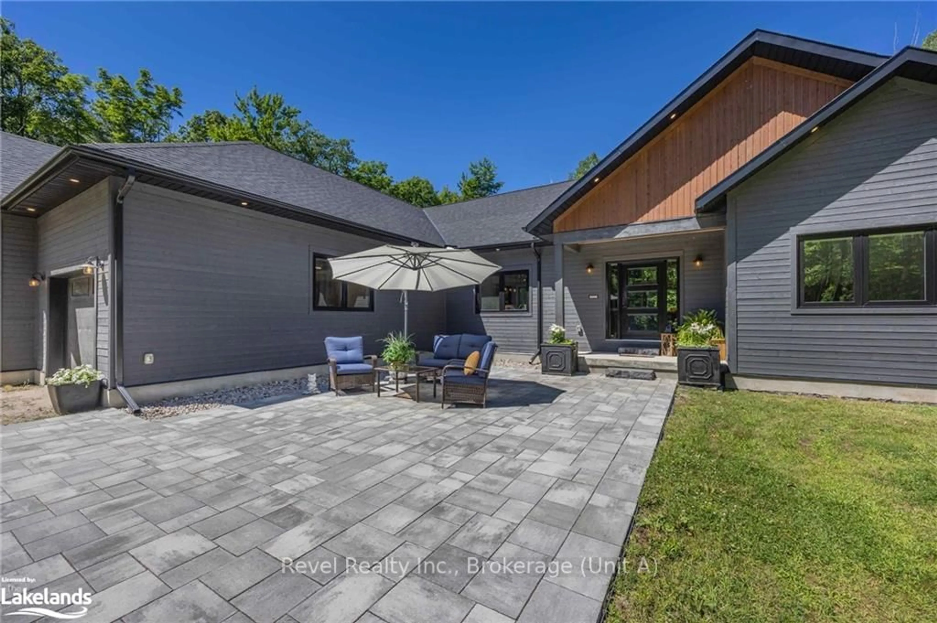 Patio, the fenced backyard for 704 RUE LAFONTAINE Rd, Tiny Ontario L9M 0L7