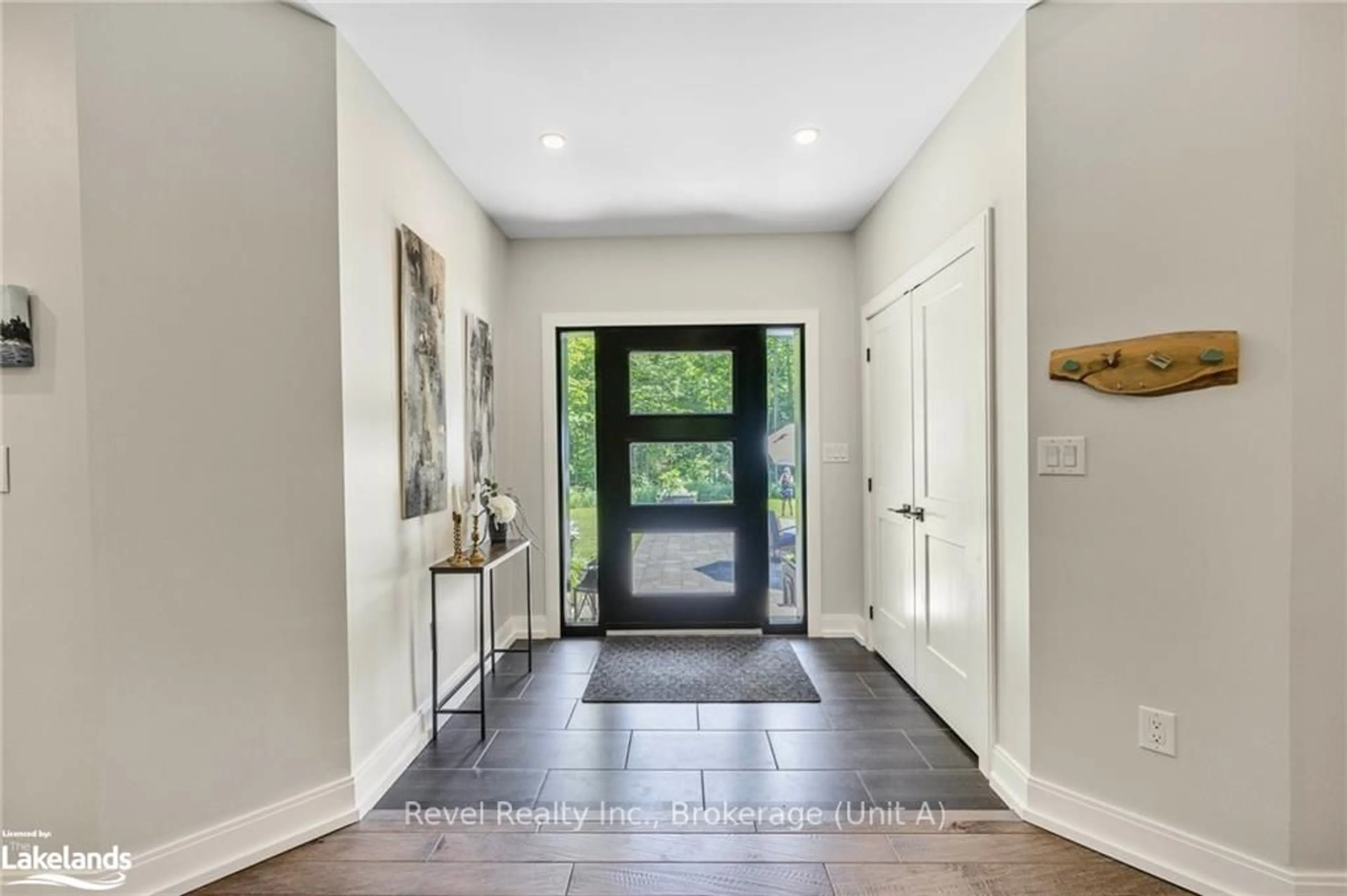 Indoor entryway, wood floors for 704 RUE LAFONTAINE Rd, Tiny Ontario L9M 0L7