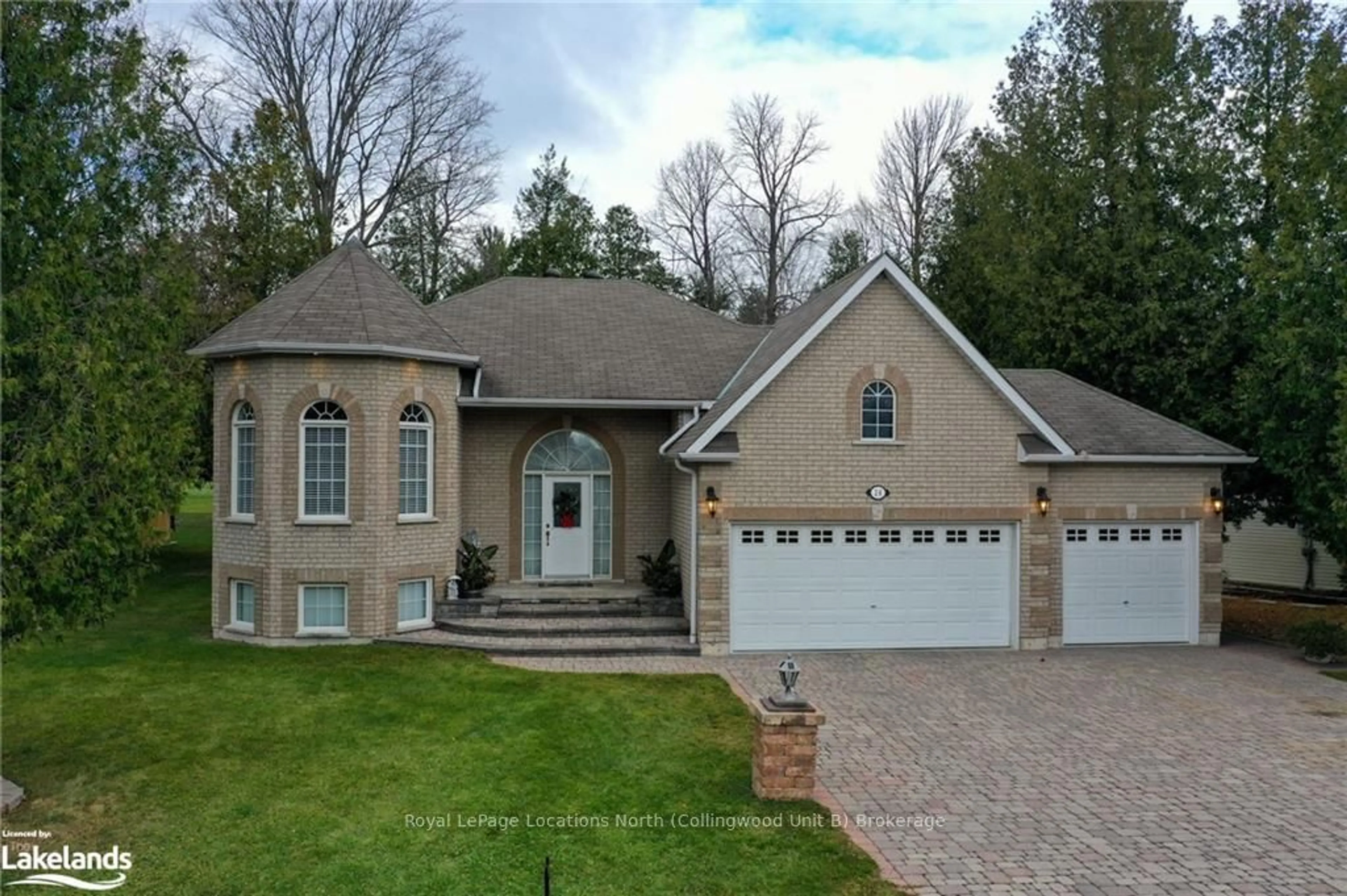 Home with brick exterior material for 26 FAIRWAY Cres, Wasaga Beach Ontario L9Z 1B9