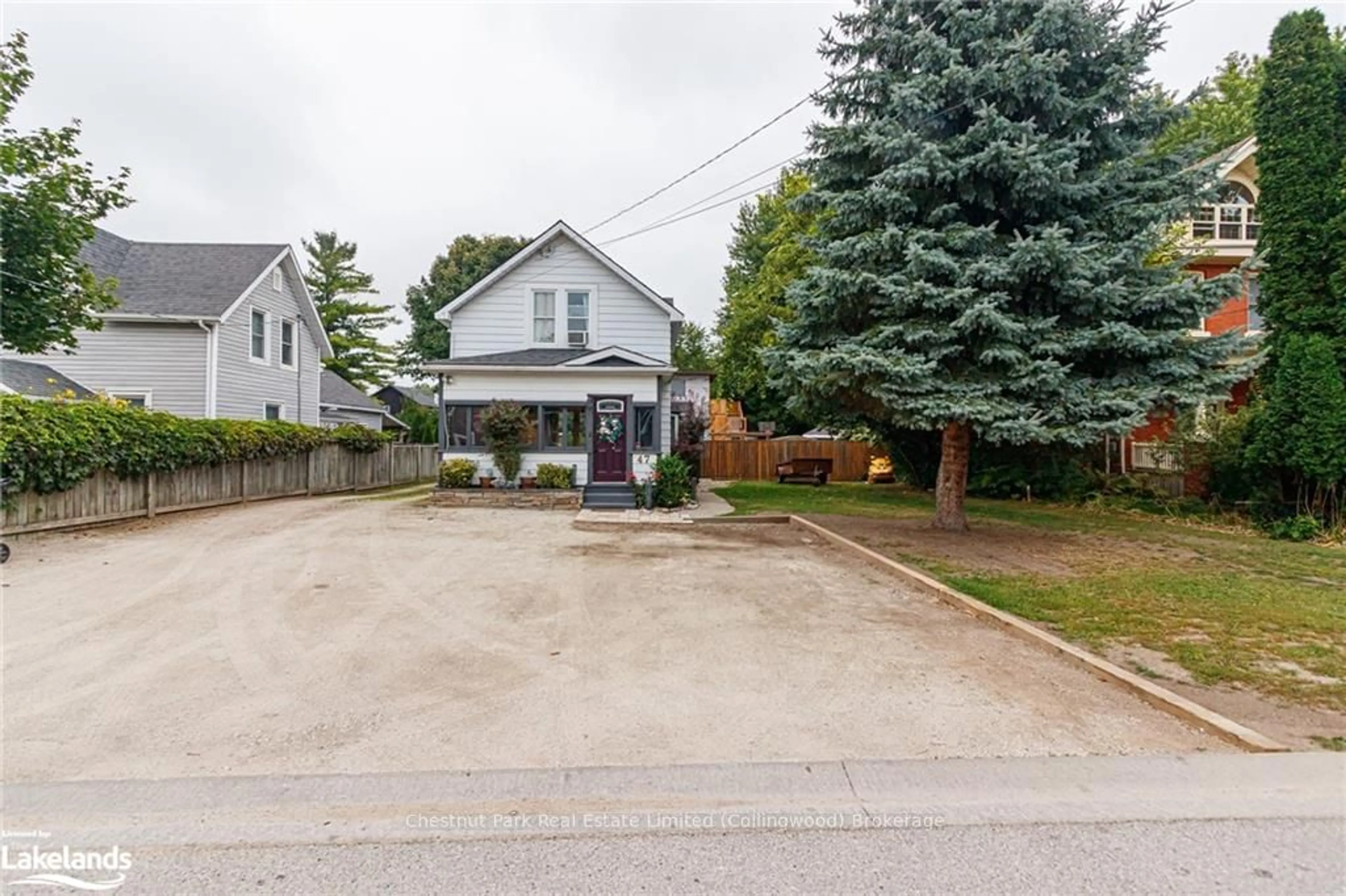 Frontside or backside of a home, the street view for 47 MARKET St, Collingwood Ontario L9Y 3M5