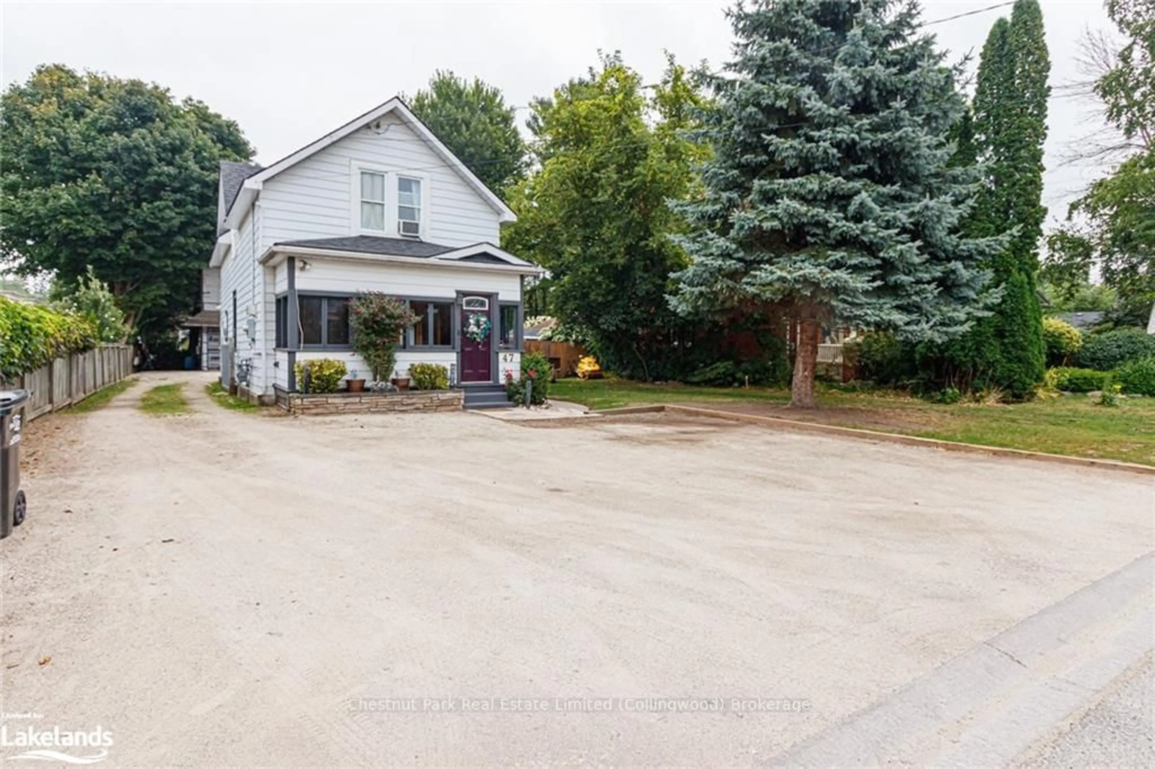 Frontside or backside of a home, the street view for 47 MARKET St, Collingwood Ontario L9Y 3M5