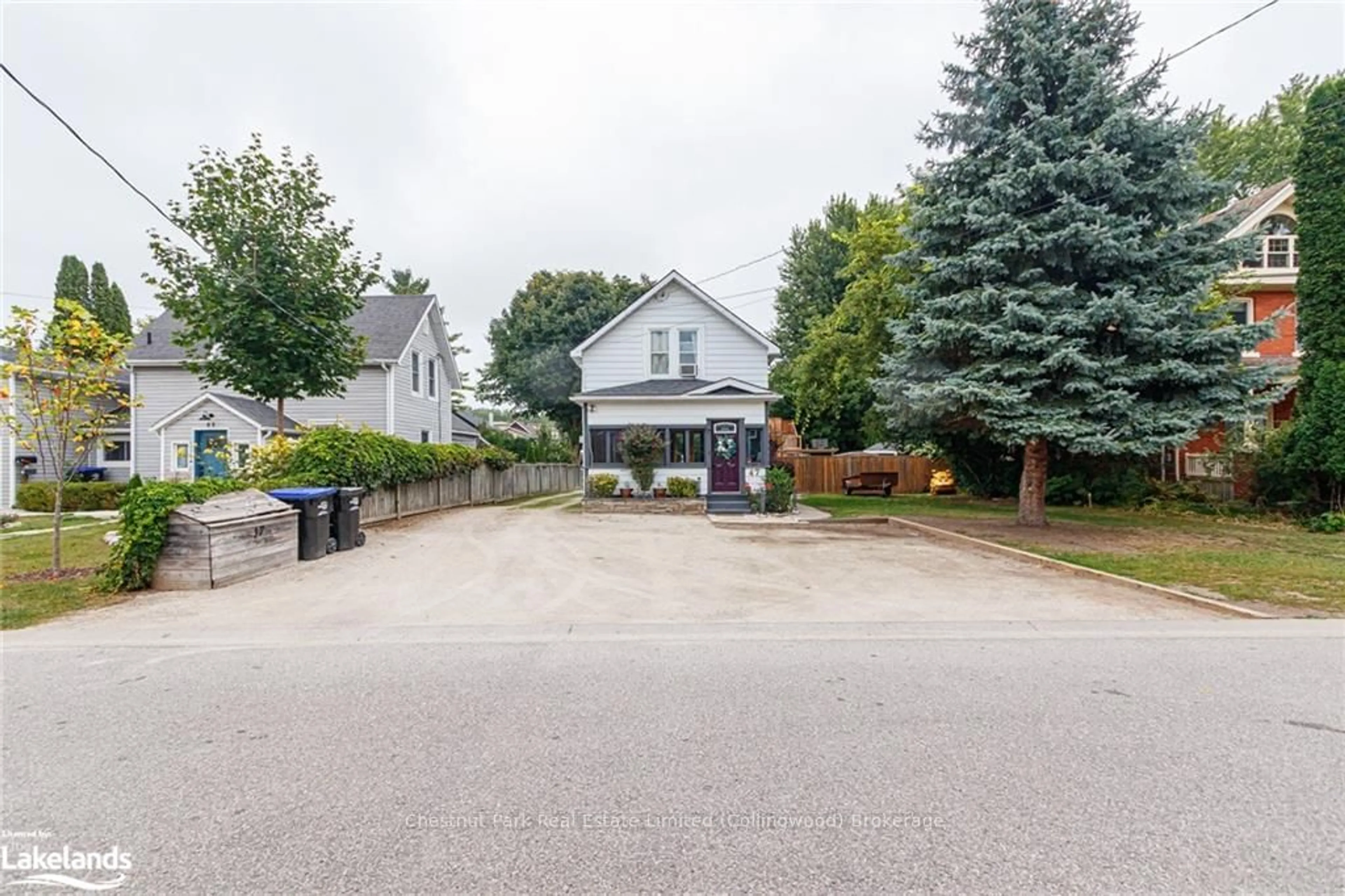 A pic from exterior of the house or condo, the street view for 47 MARKET St, Collingwood Ontario L9Y 3M5