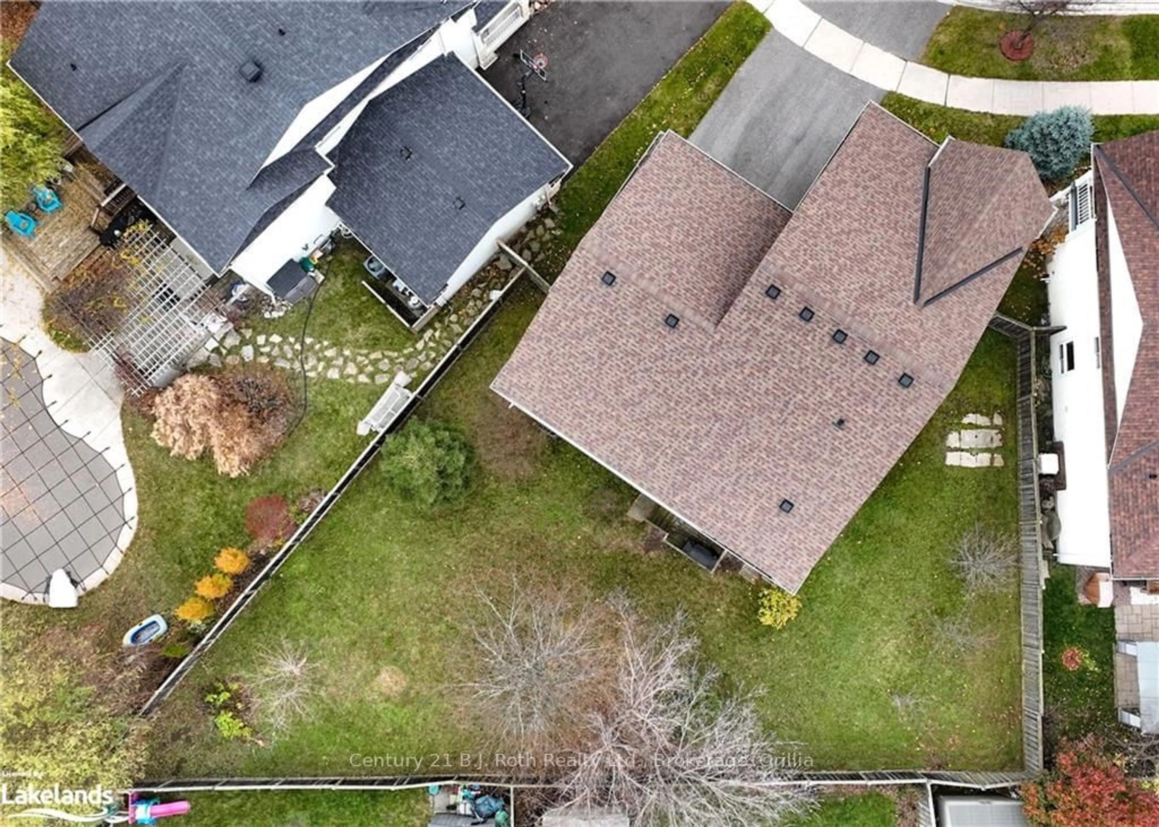 Frontside or backside of a home, the street view for 10 REGALIA Way, Barrie Ontario L4M 7H7