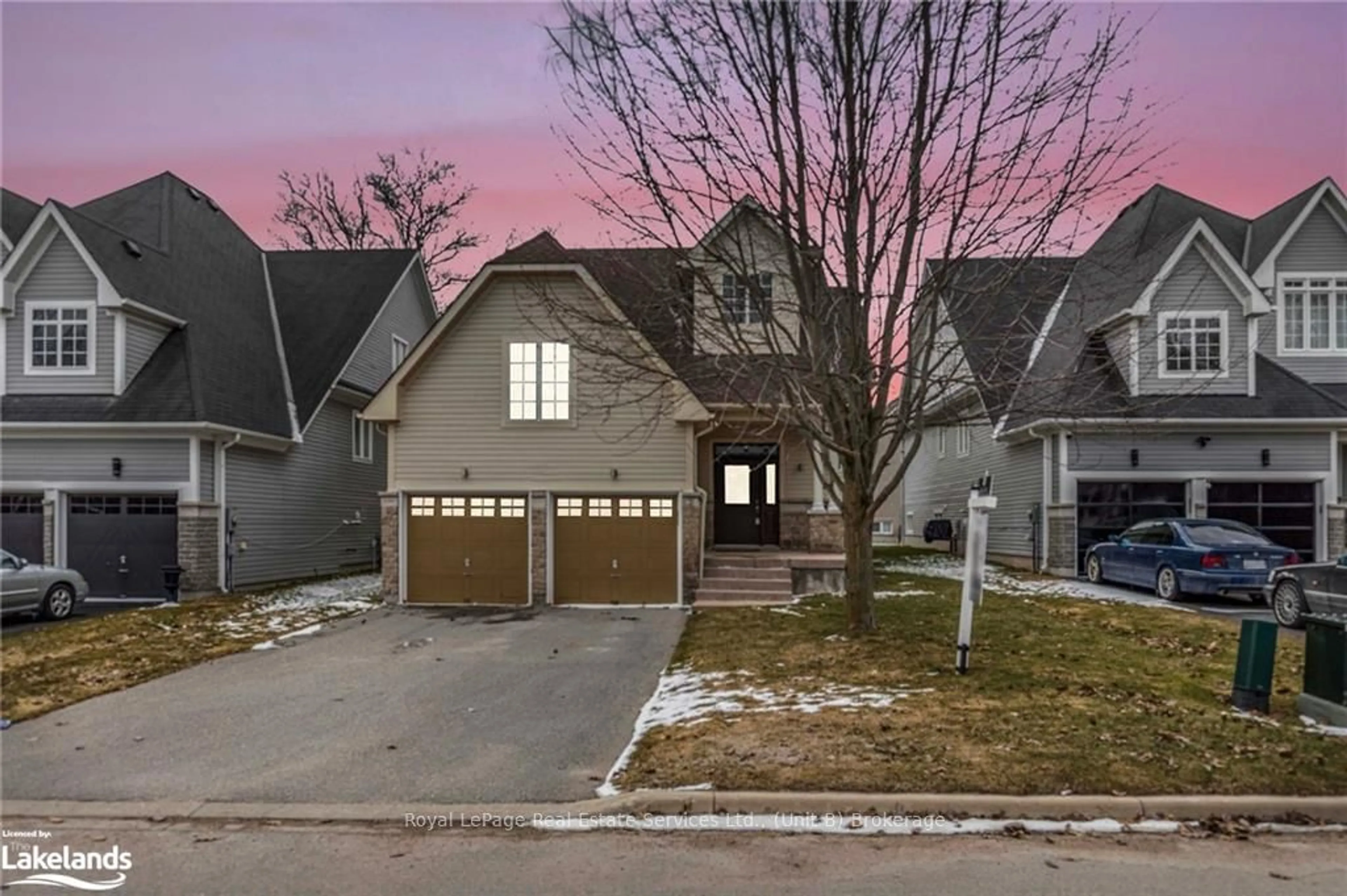 Frontside or backside of a home, the street view for 174 WHITE SANDS Way, Wasaga Beach Ontario L9Z 0C8