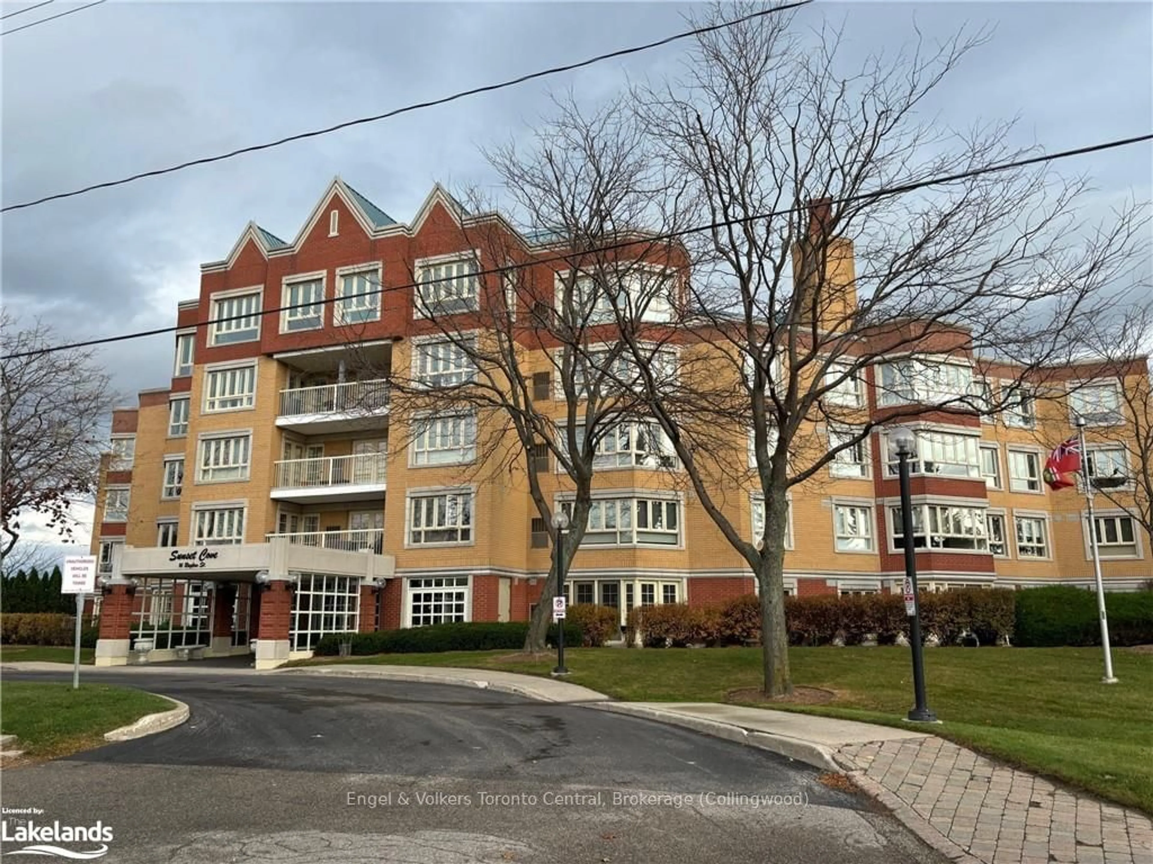 A pic from exterior of the house or condo, the front or back of building for 16 RAGLAN St #102, Collingwood Ontario L9Y 4Y2