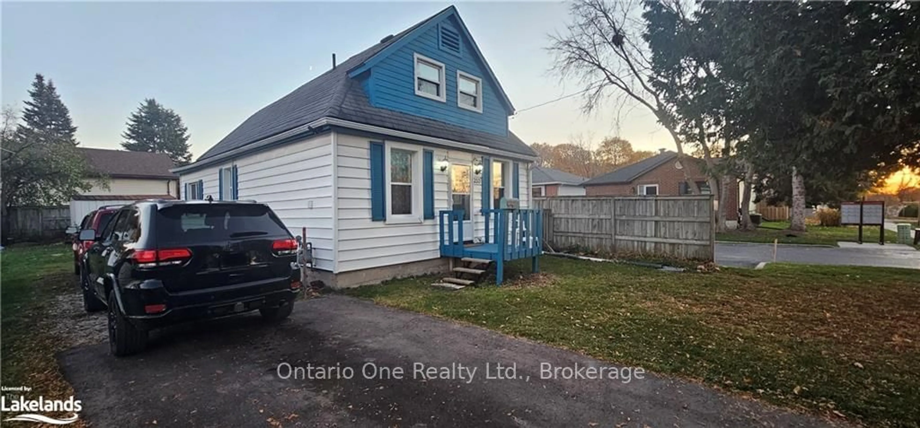 Frontside or backside of a home, the fenced backyard for 233 OXFORD St, Orillia Ontario L3V 1H6