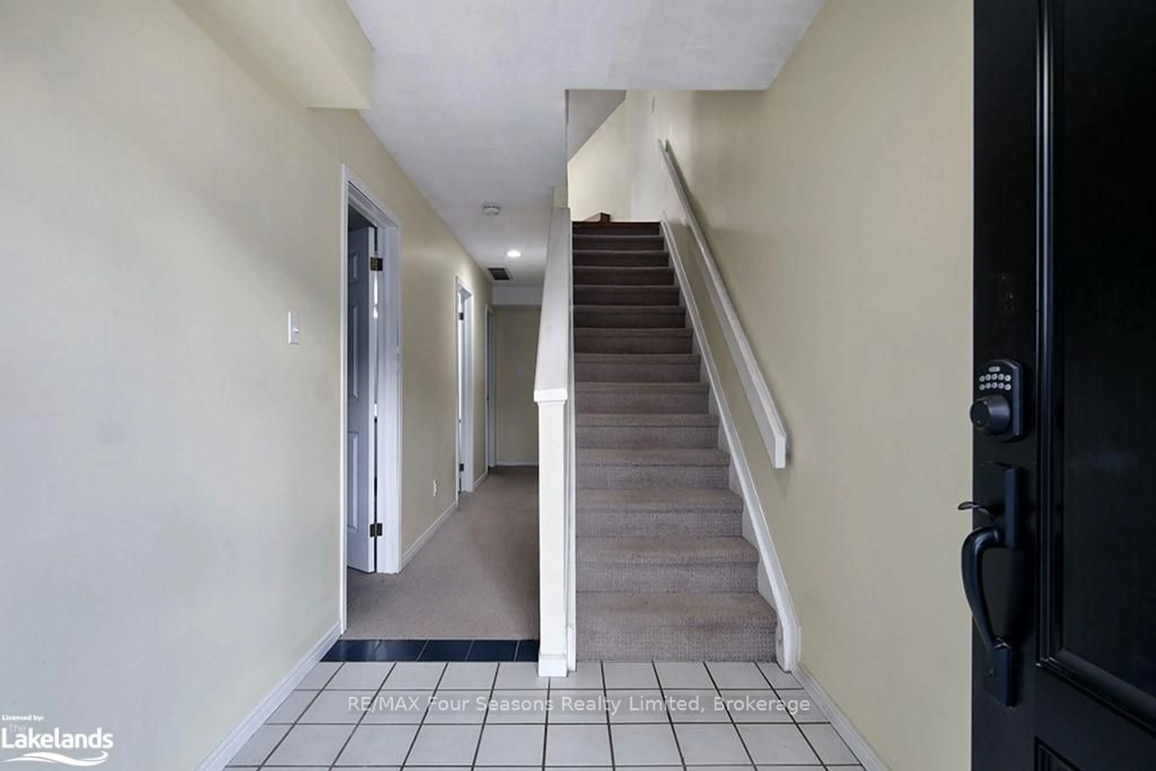 Indoor entryway, cement floor for 5 HARBOUR STREET EAST #34, Collingwood Ontario L9Y 5C1