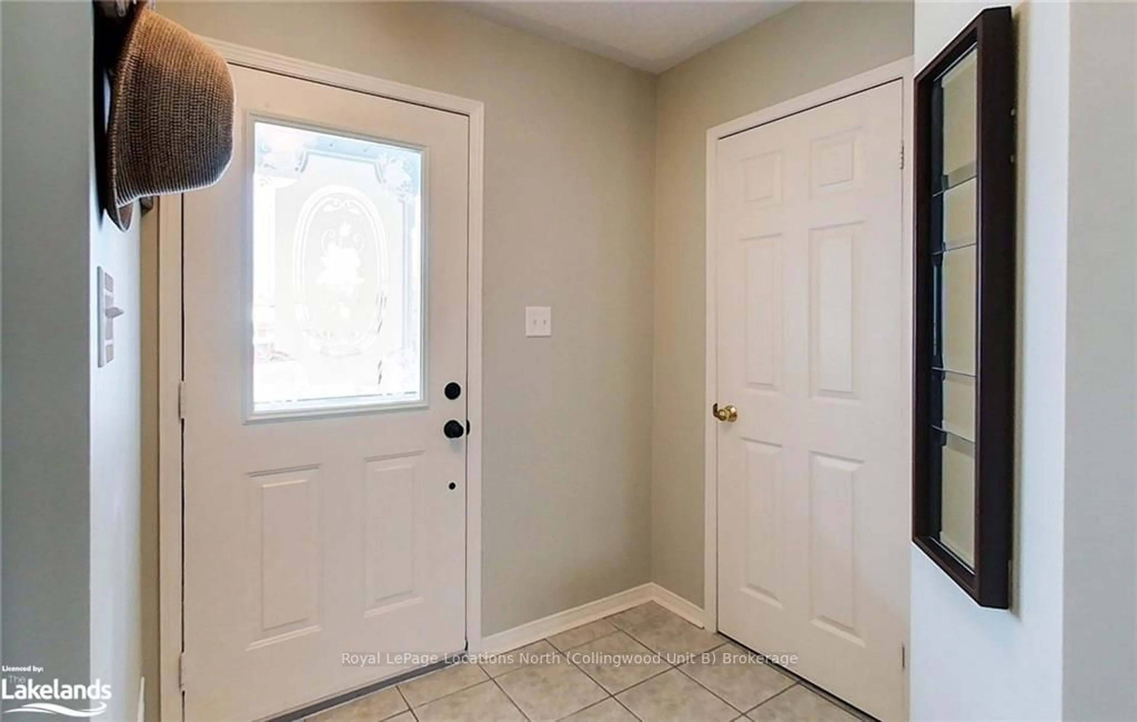 Indoor entryway, wood floors for 9 VALLEYMEDE Crt, Collingwood Ontario L9Y 5E4