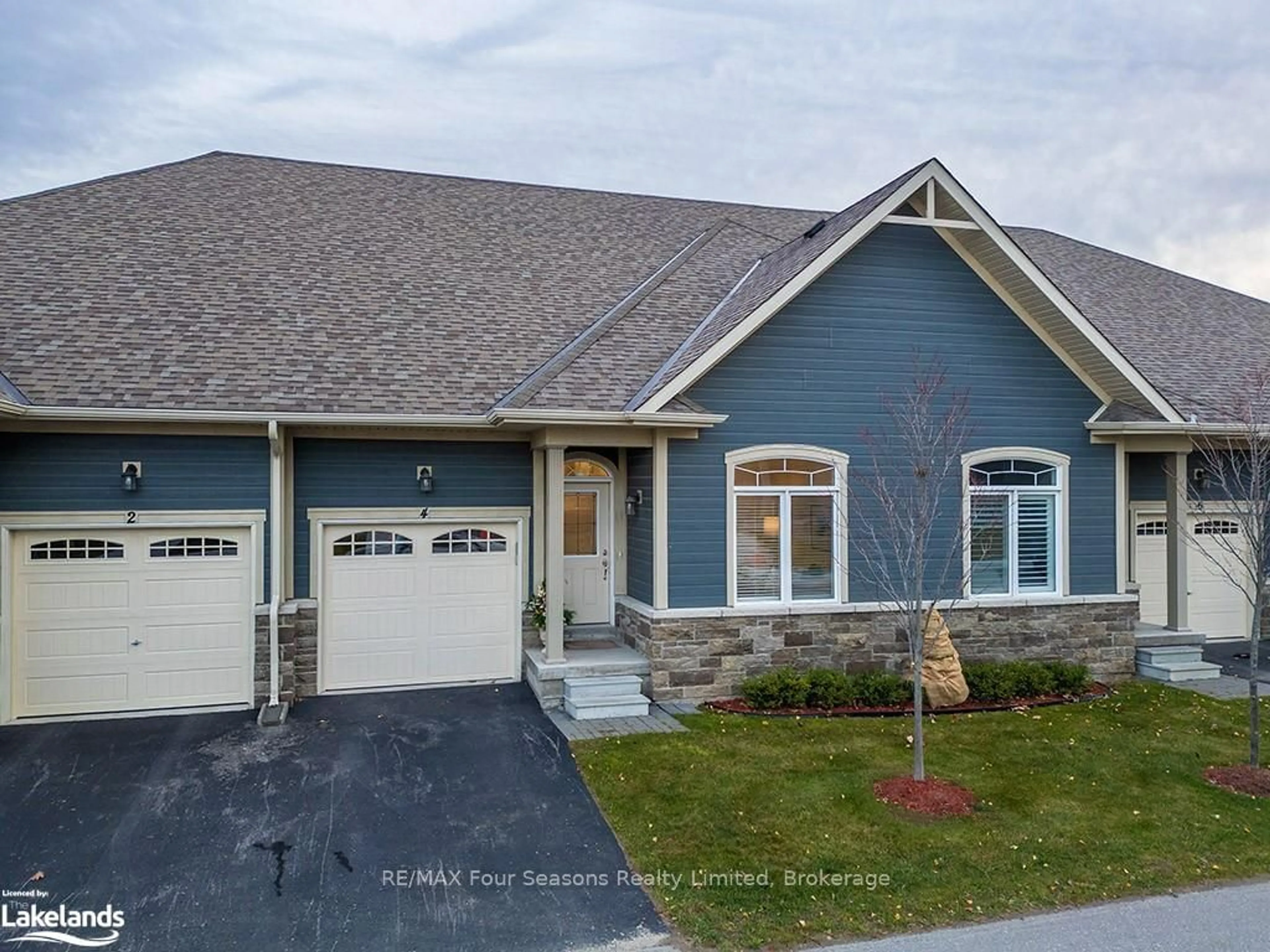 Frontside or backside of a home, cottage for 4 SUTTON Lane, Collingwood Ontario L9Y 5B4