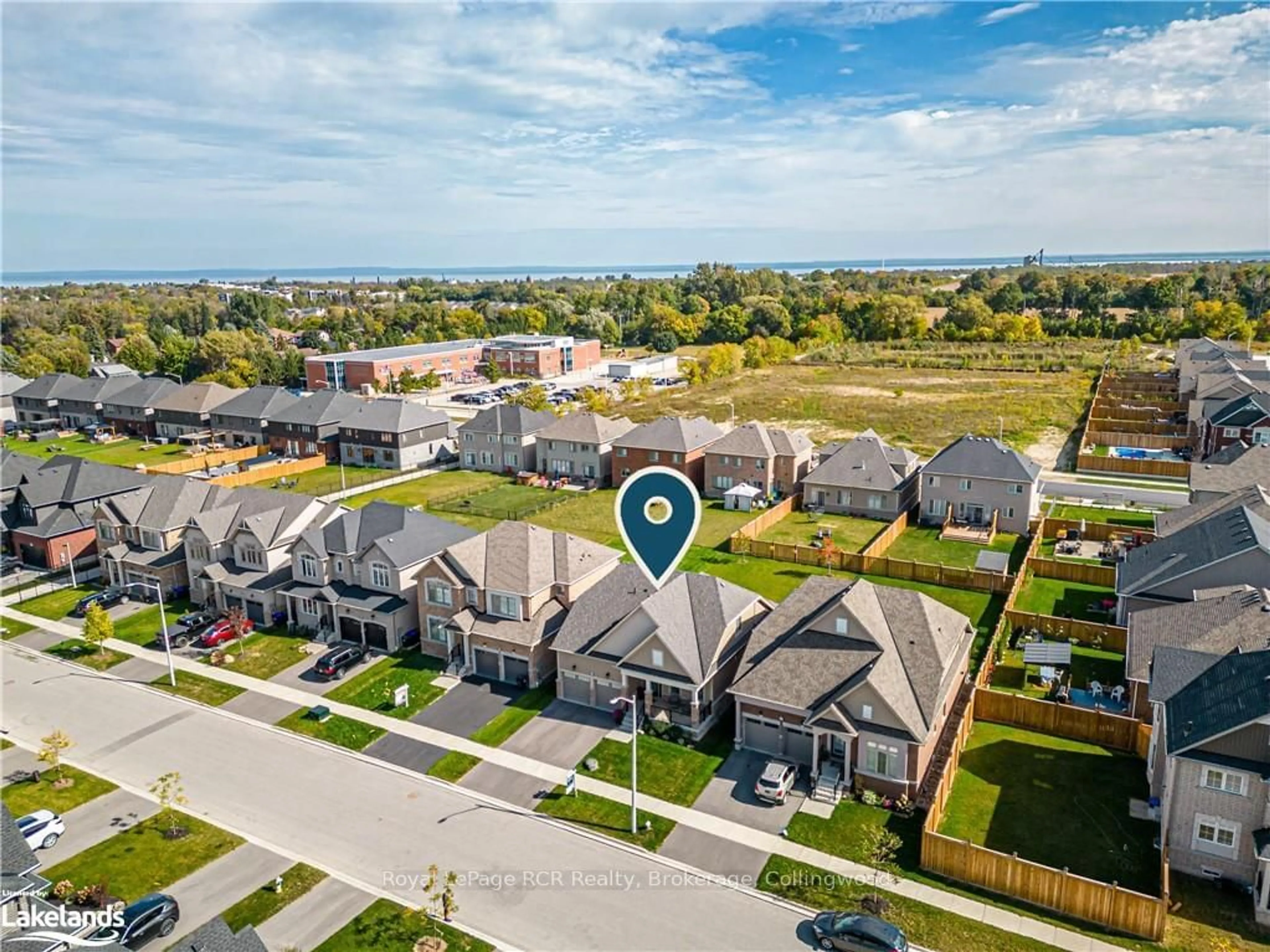 Frontside or backside of a home, the street view for 87 MCLEAN Ave, Collingwood Ontario L9Y 4B6