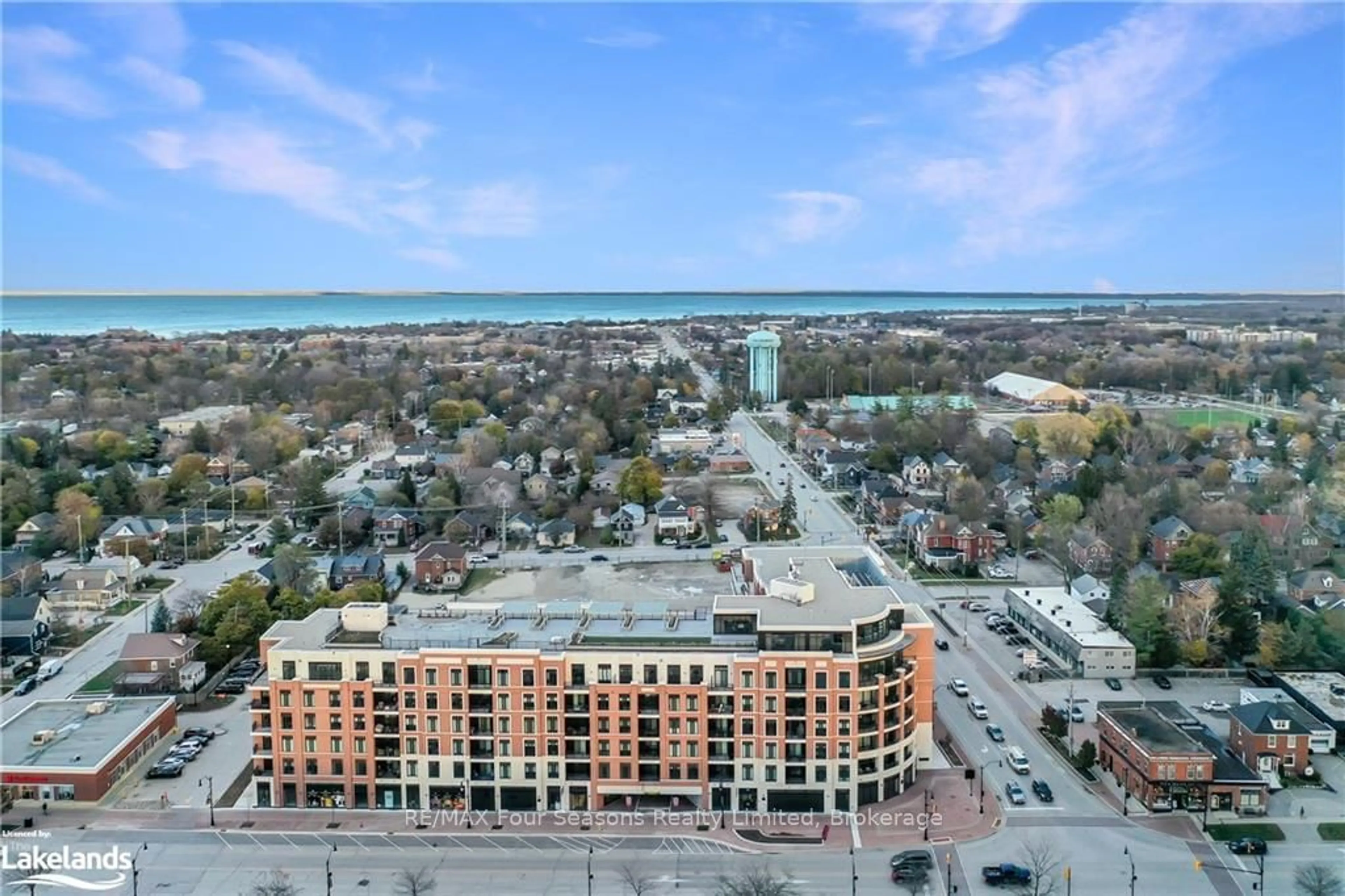 A pic from exterior of the house or condo, the street view for 1 HUME St #402, Collingwood Ontario L9Y 0X3