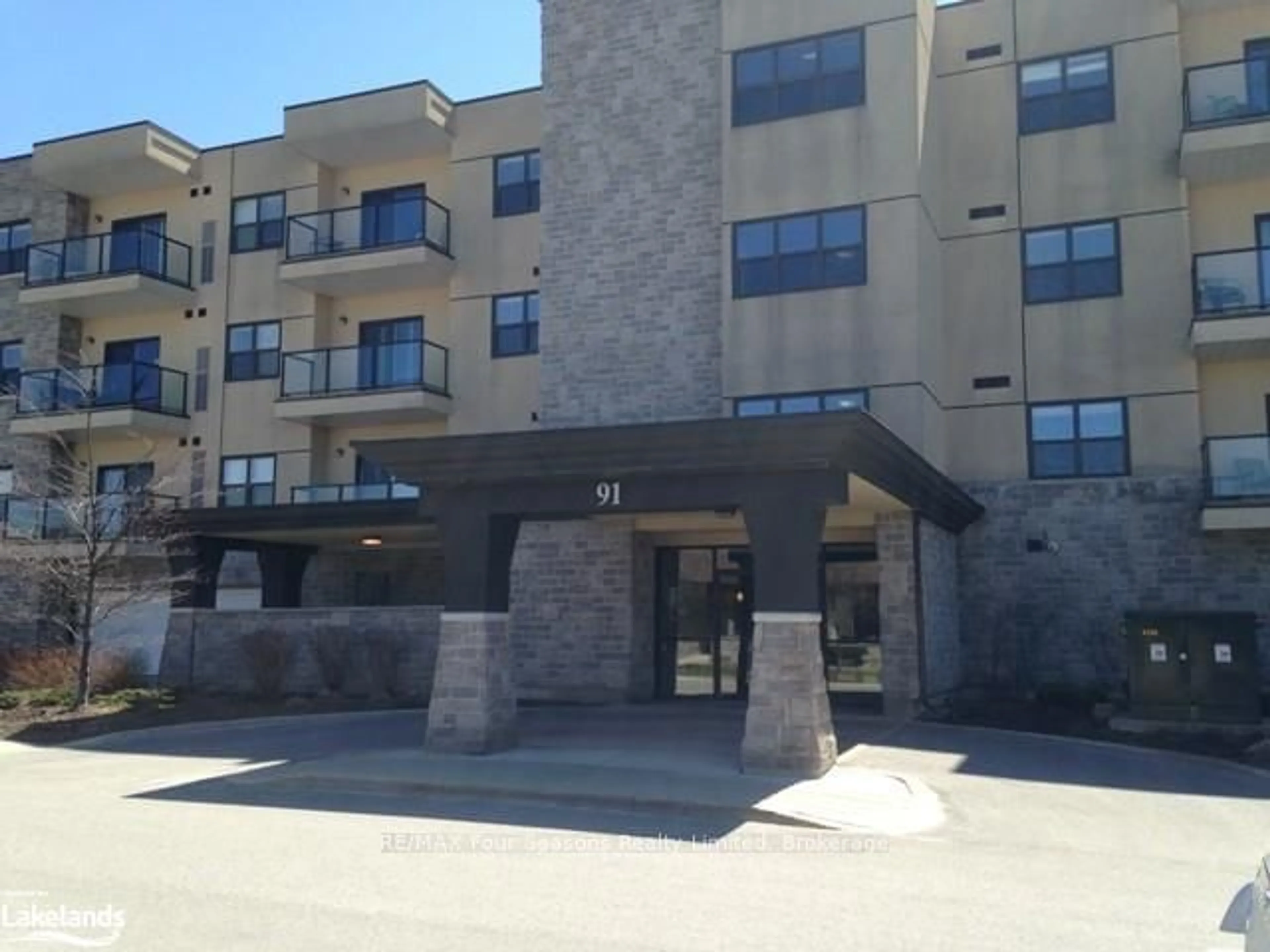 A pic from exterior of the house or condo, the front or back of building for 91 RAGLAN St #206, Collingwood Ontario L9Y 0B2