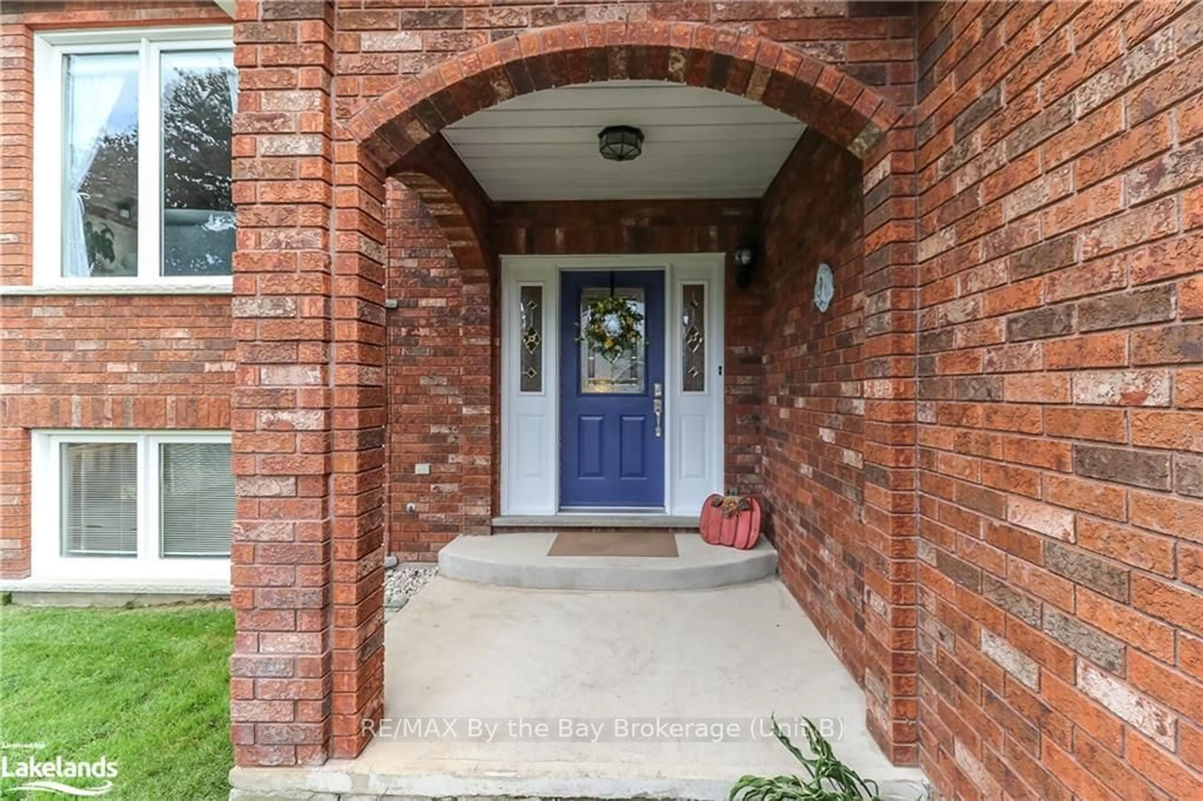 Indoor entryway, ceramic floors for 13 RIVERDALE Dr, Wasaga Beach Ontario L9Z 1E9