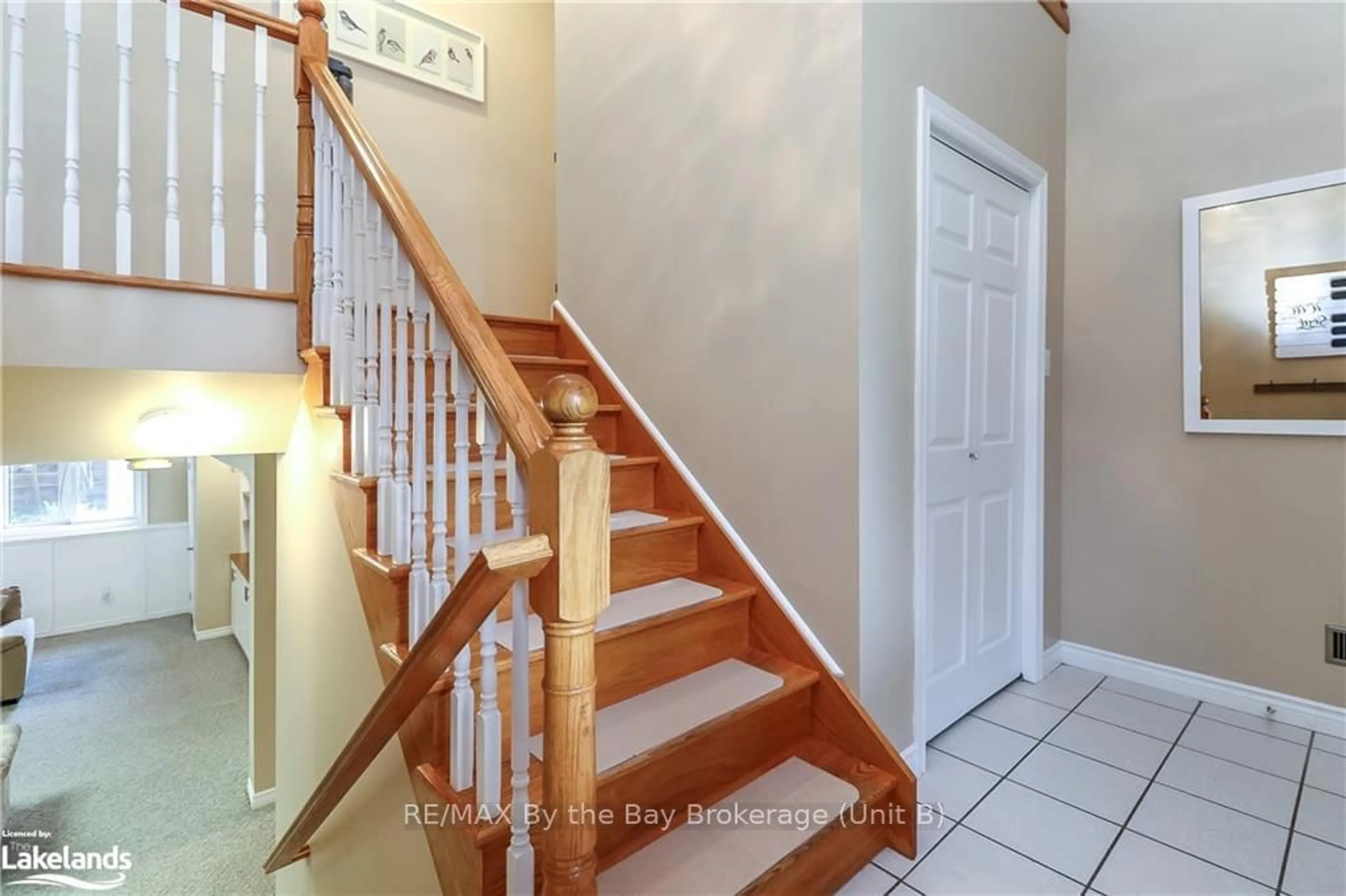 Indoor entryway, wood floors for 13 RIVERDALE Dr, Wasaga Beach Ontario L9Z 1E9