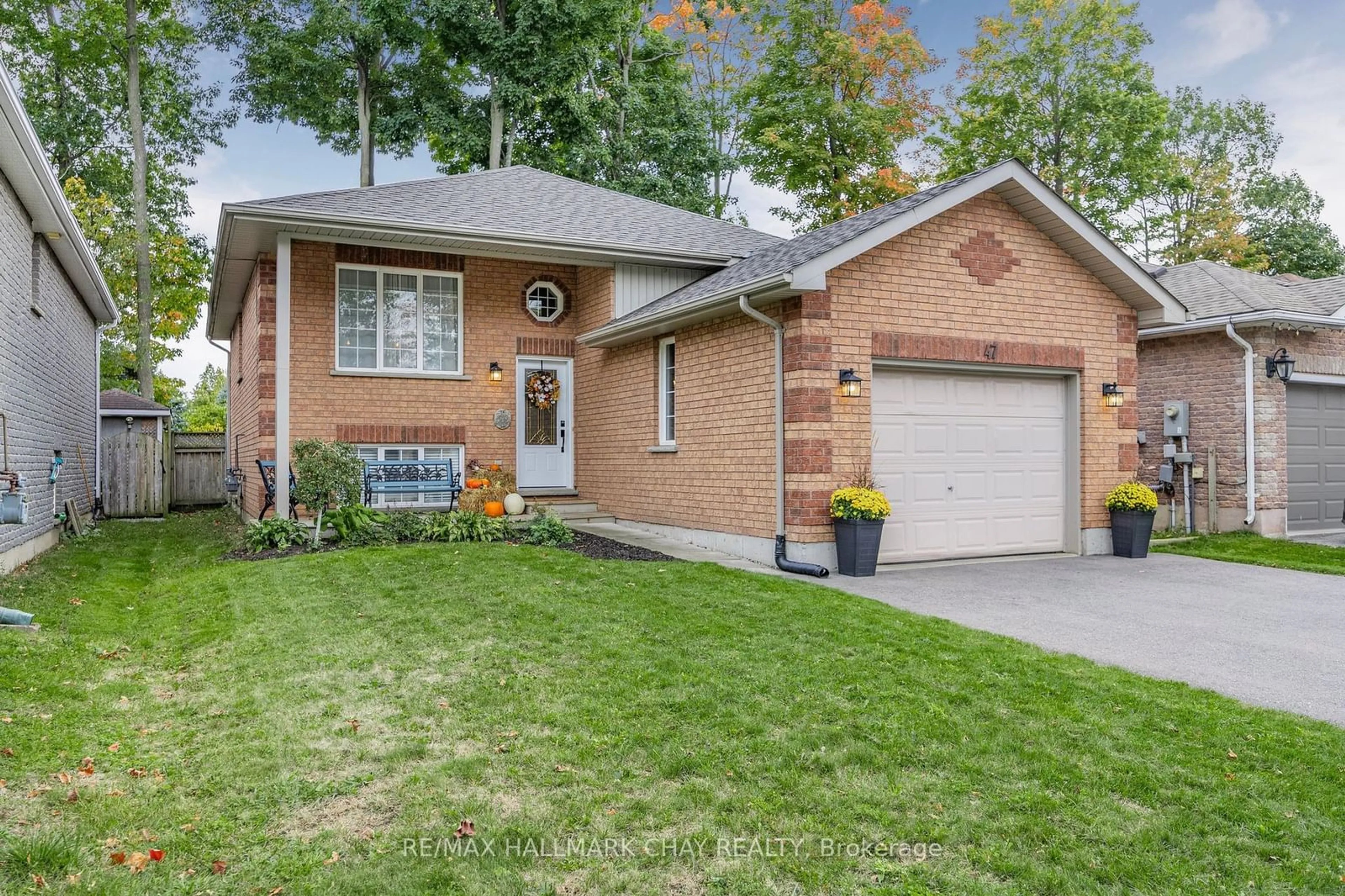 Home with brick exterior material for 47 Monique Cres, Barrie Ontario L4M 6Y3