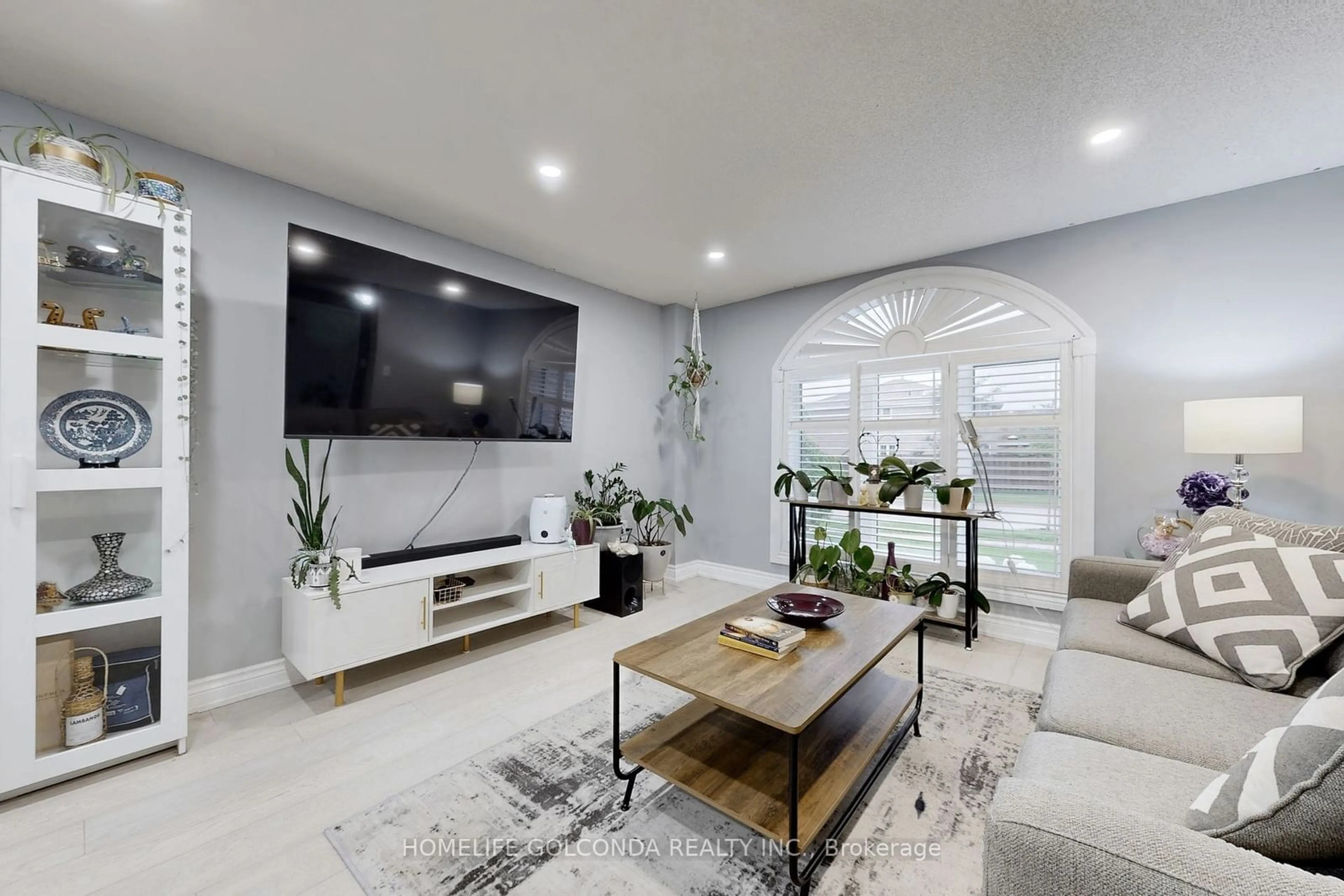 Living room, ceramic floors for 133 Hanmer St, Barrie Ontario L4N 7T3