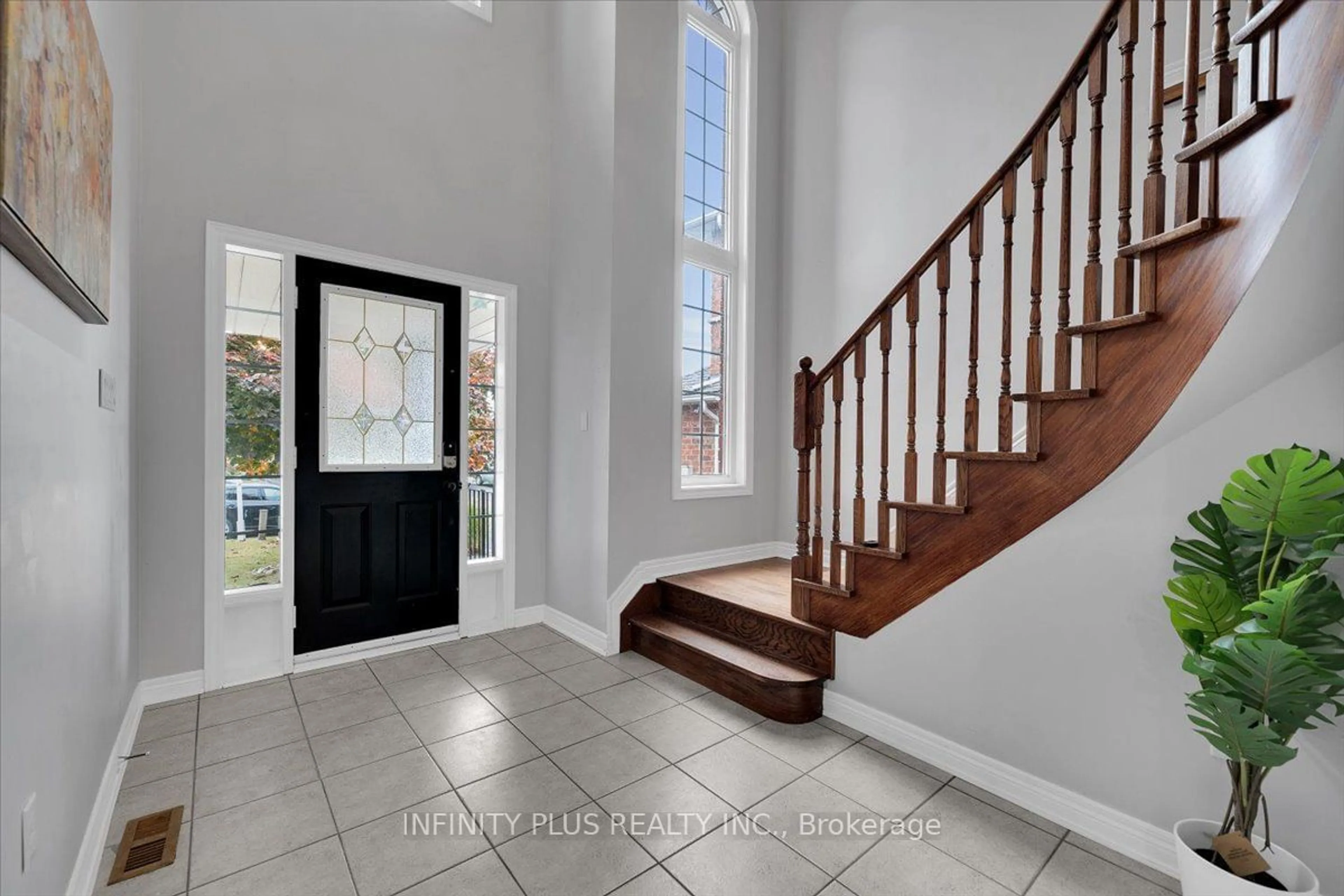 Indoor entryway, wood floors for 10 Sandalwood Crt, Barrie Ontario L4N 0G8