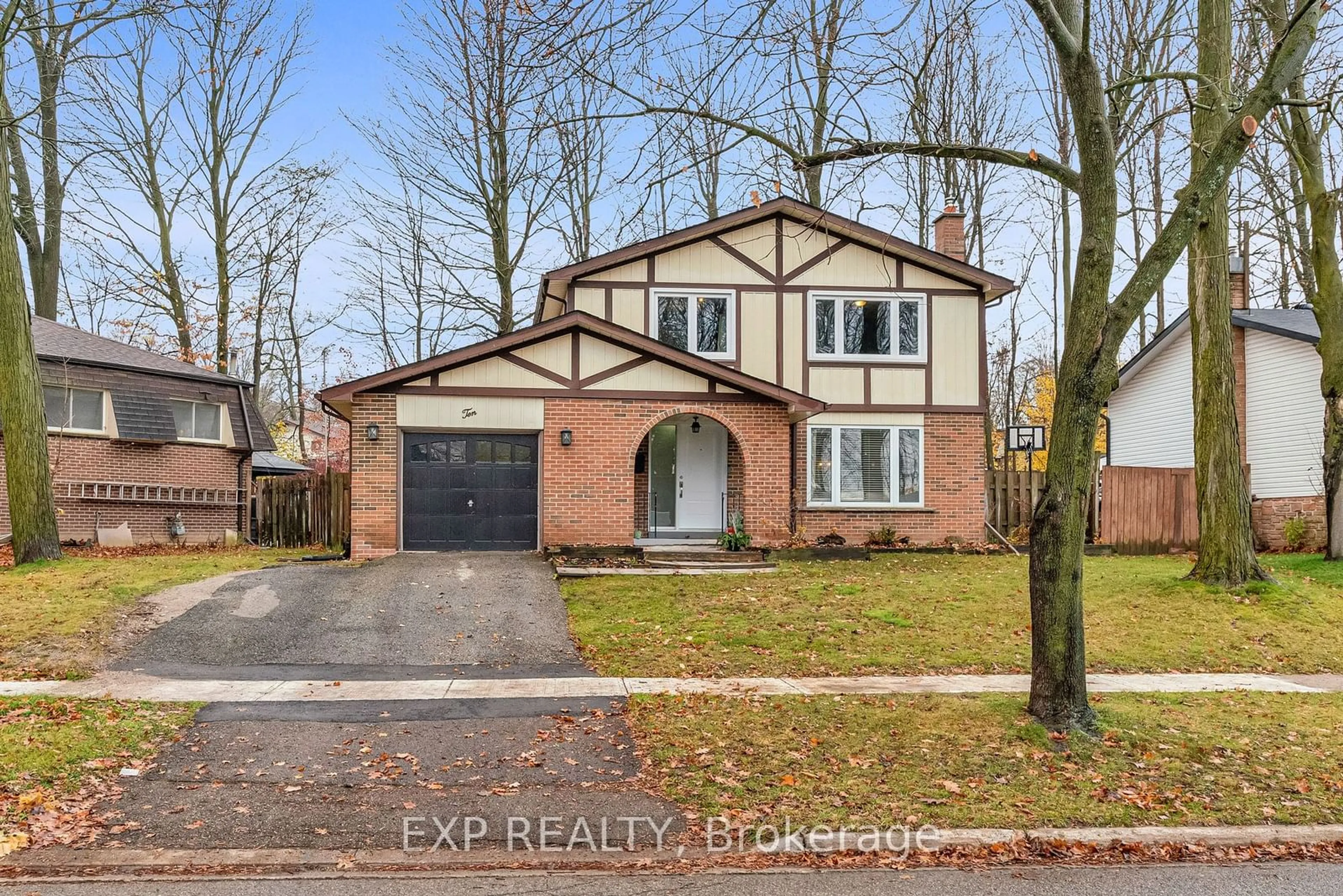 Home with brick exterior material for 10 Birchwood Dr, Barrie Ontario L4M 4Z3