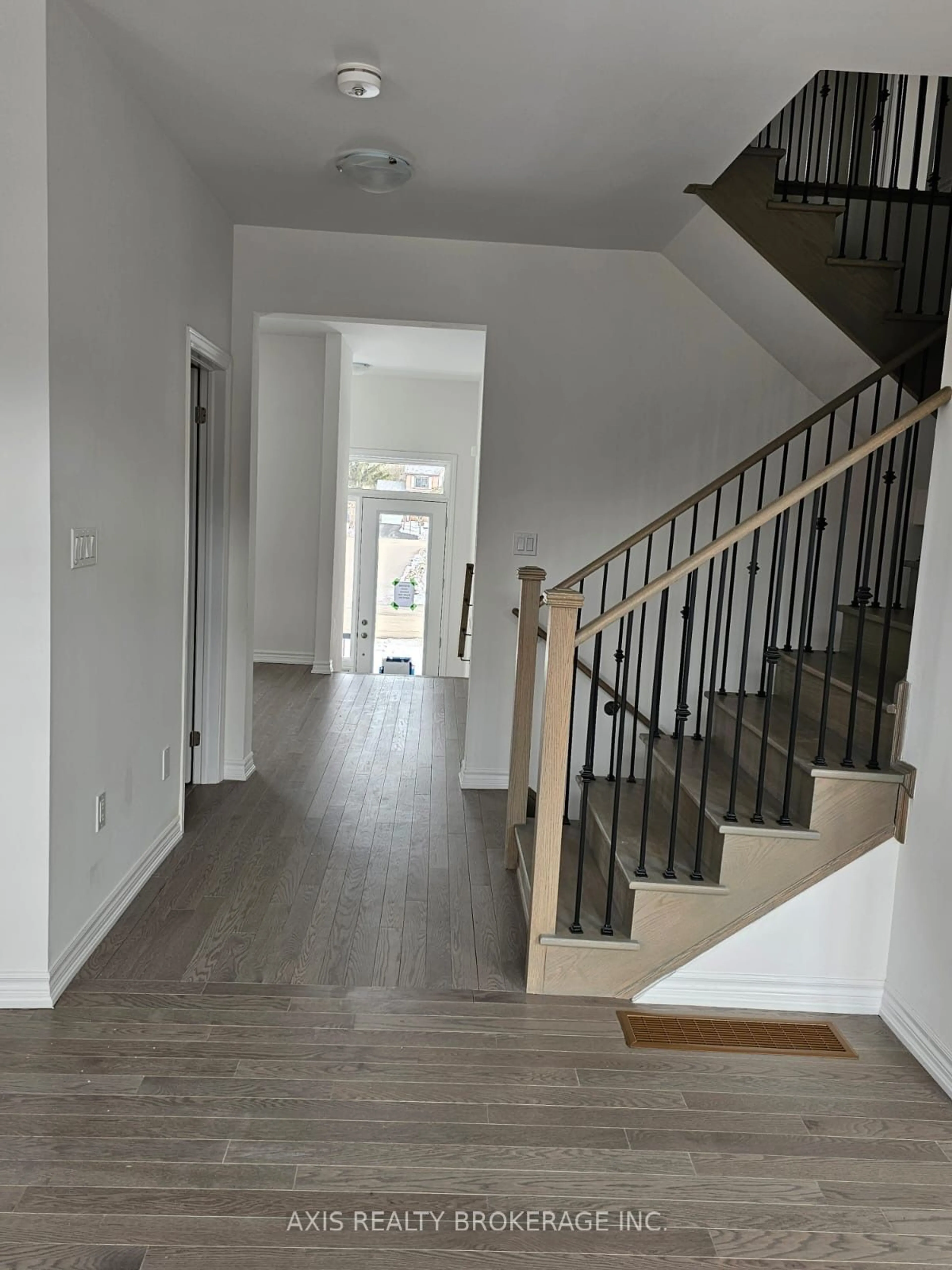 Indoor foyer, wood floors for 128 Ansley Rd, Wasaga Beach Ontario L9Z 2N5