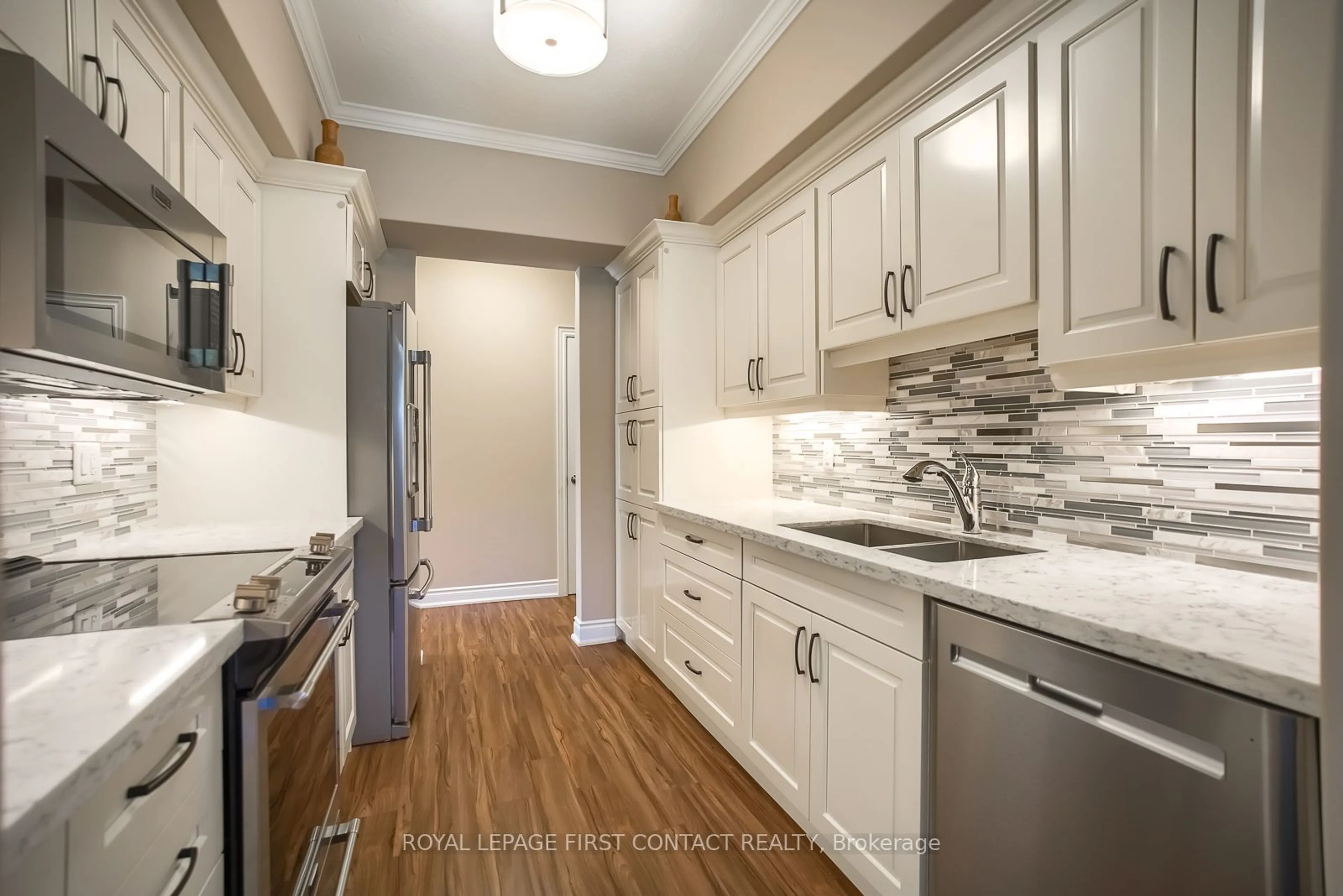 Standard kitchen, wood floors for 720 Yonge St #101, Barrie Ontario L9G 0G9