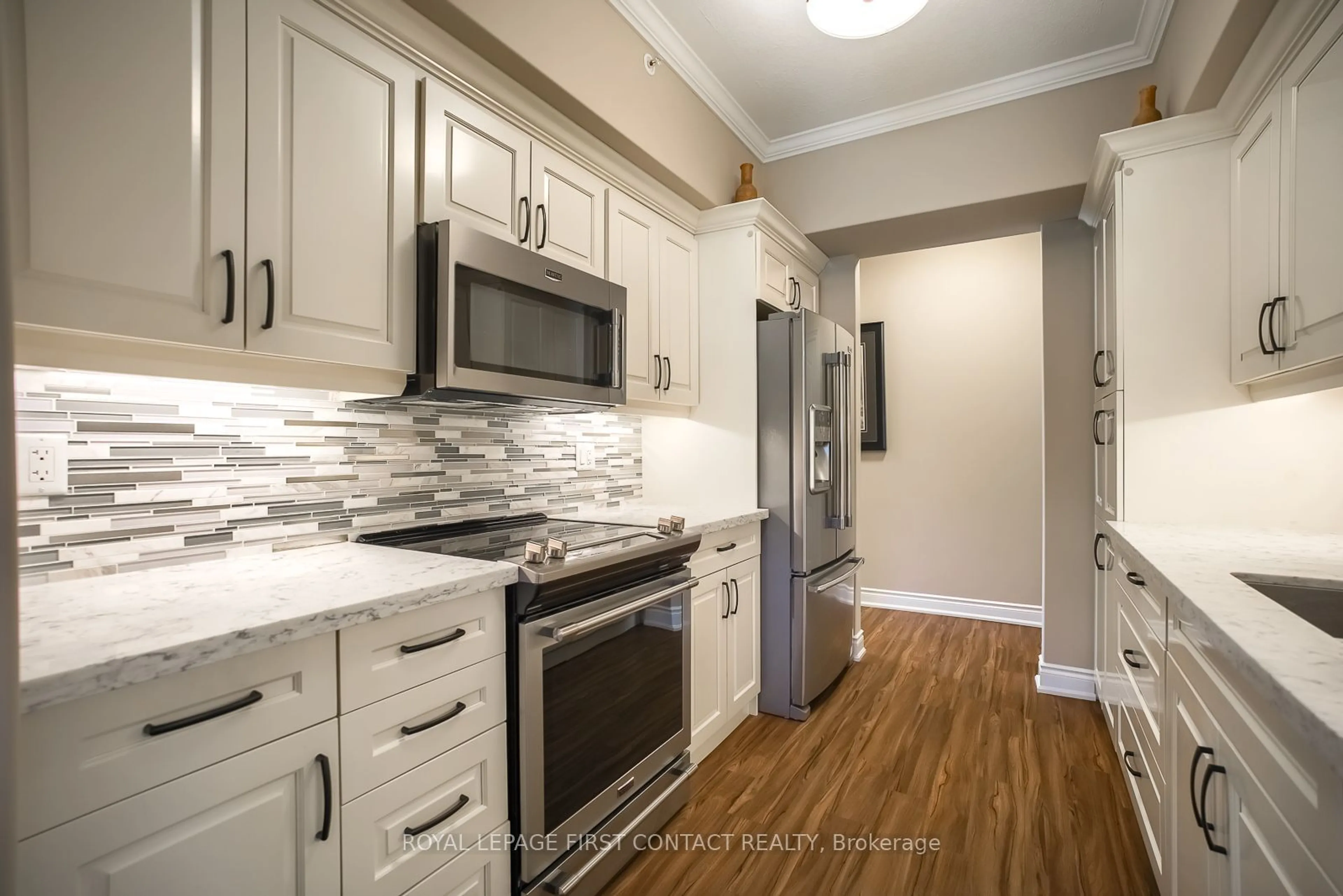 Standard kitchen, wood floors for 720 Yonge St #101, Barrie Ontario L9G 0G9