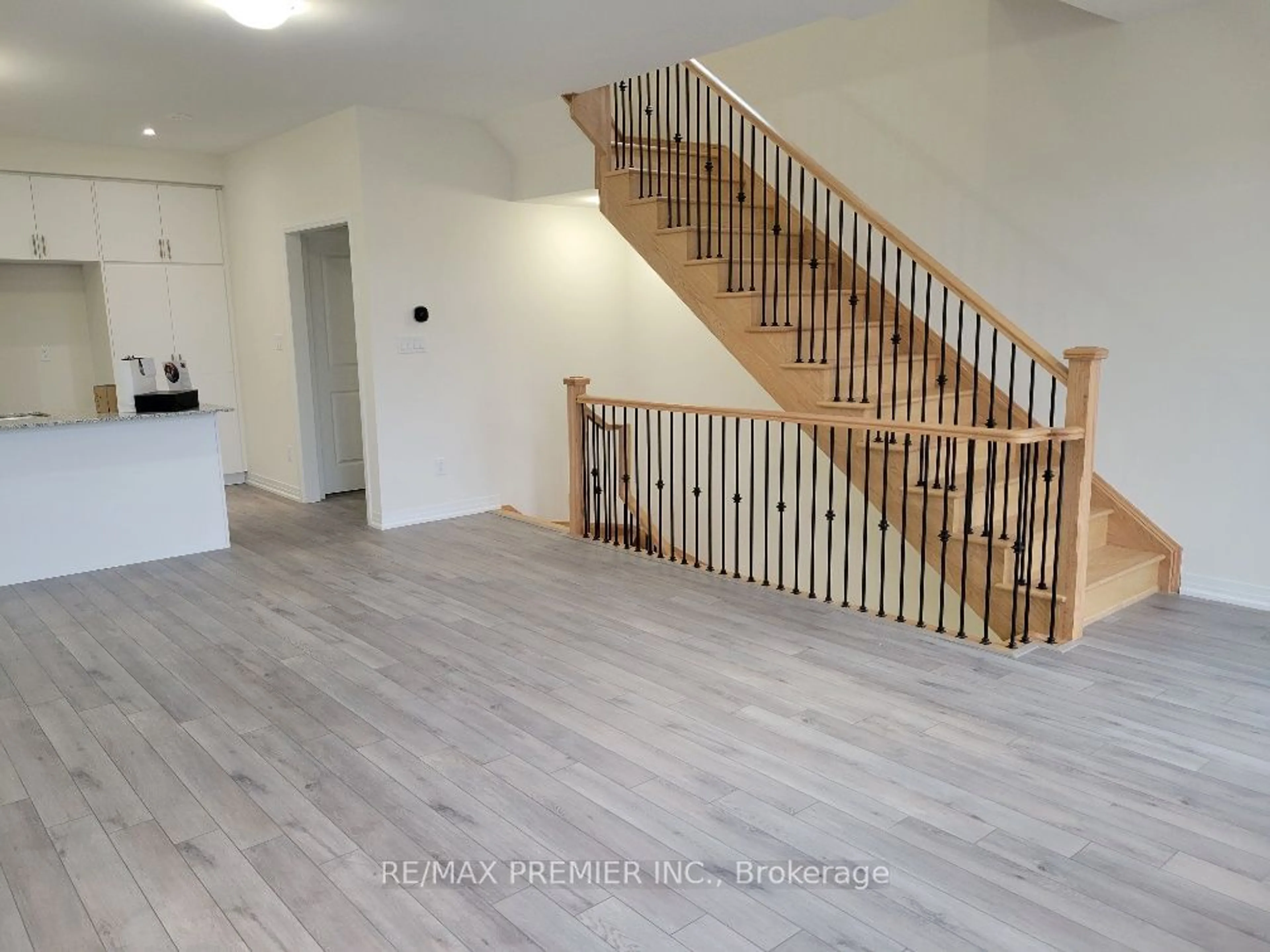 A pic of a room, wood floors for 142 Turnberry Lane, Barrie Ontario L9J 0M3