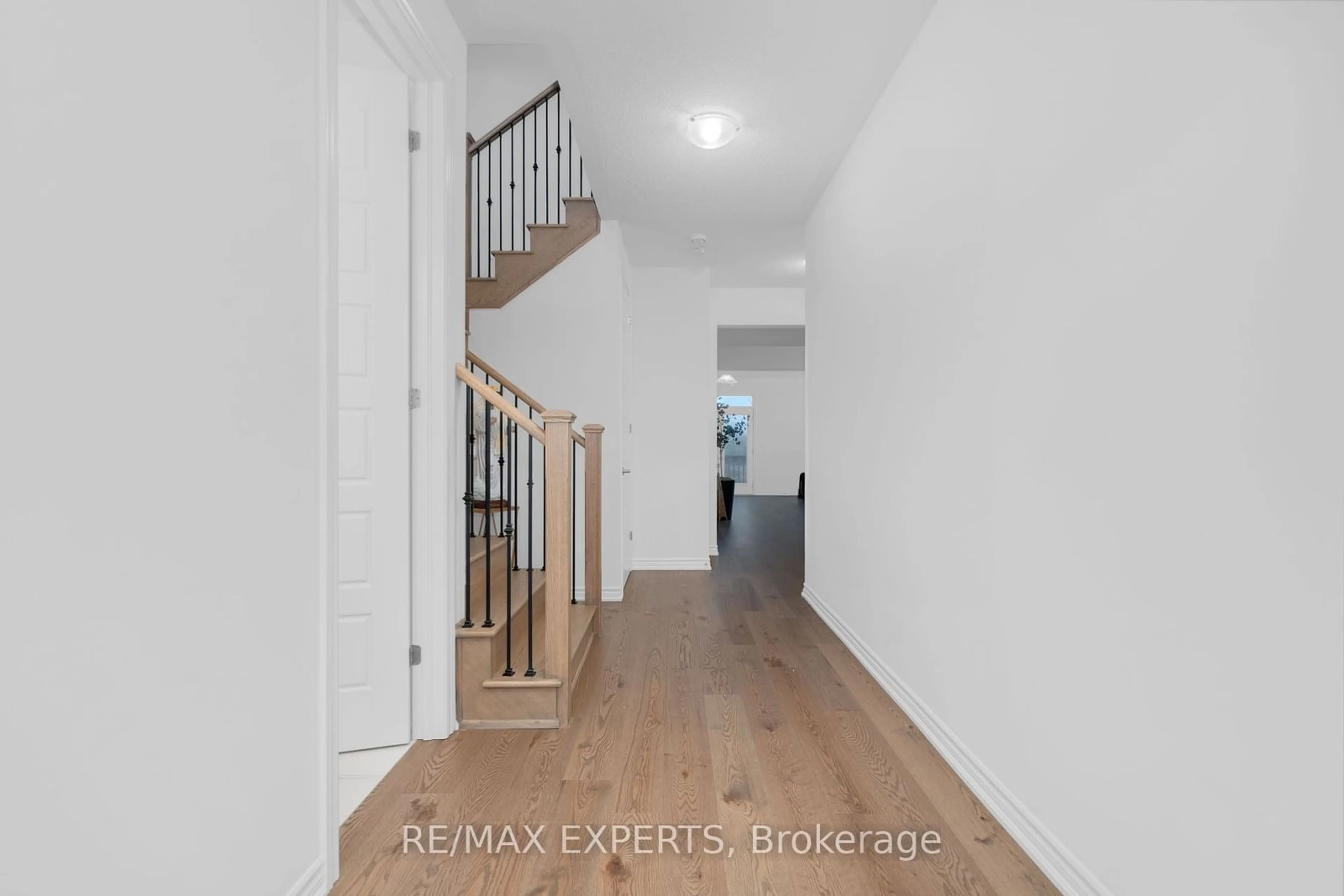 Indoor entryway, wood floors for 36 Shepherd Dr, Barrie Ontario L9J 0P3