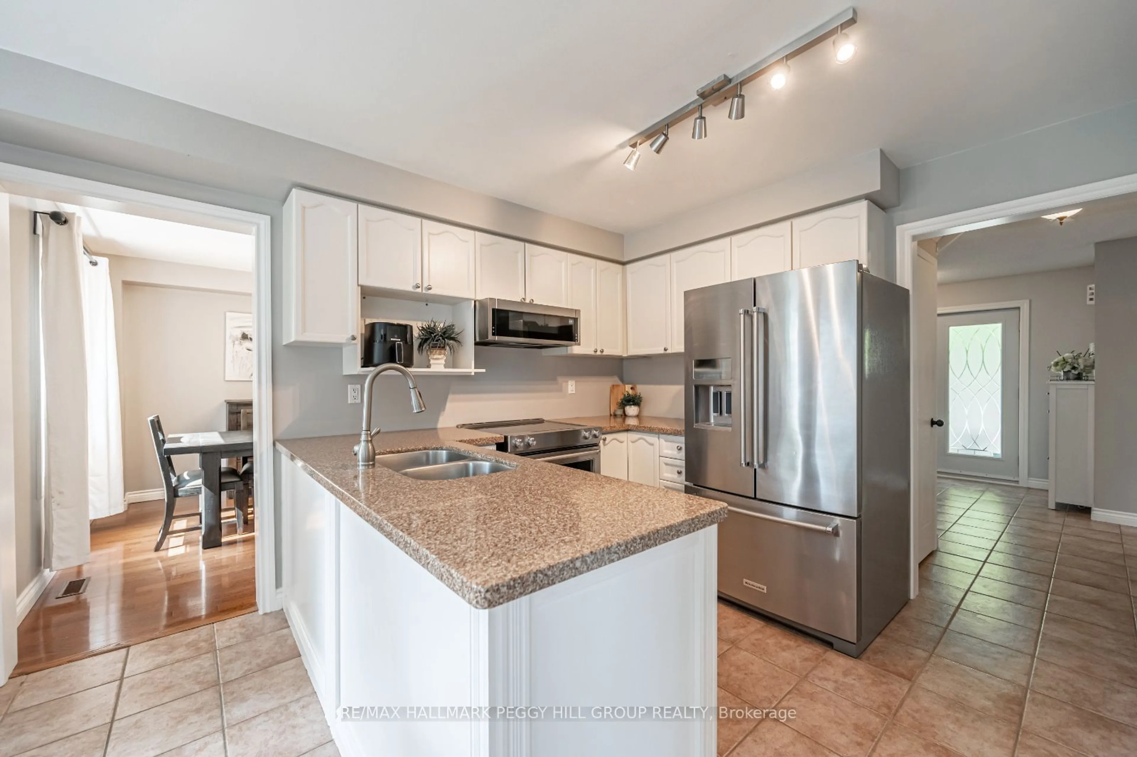 Open concept kitchen for 199 Hanmer St, Barrie Ontario L4N 7J9