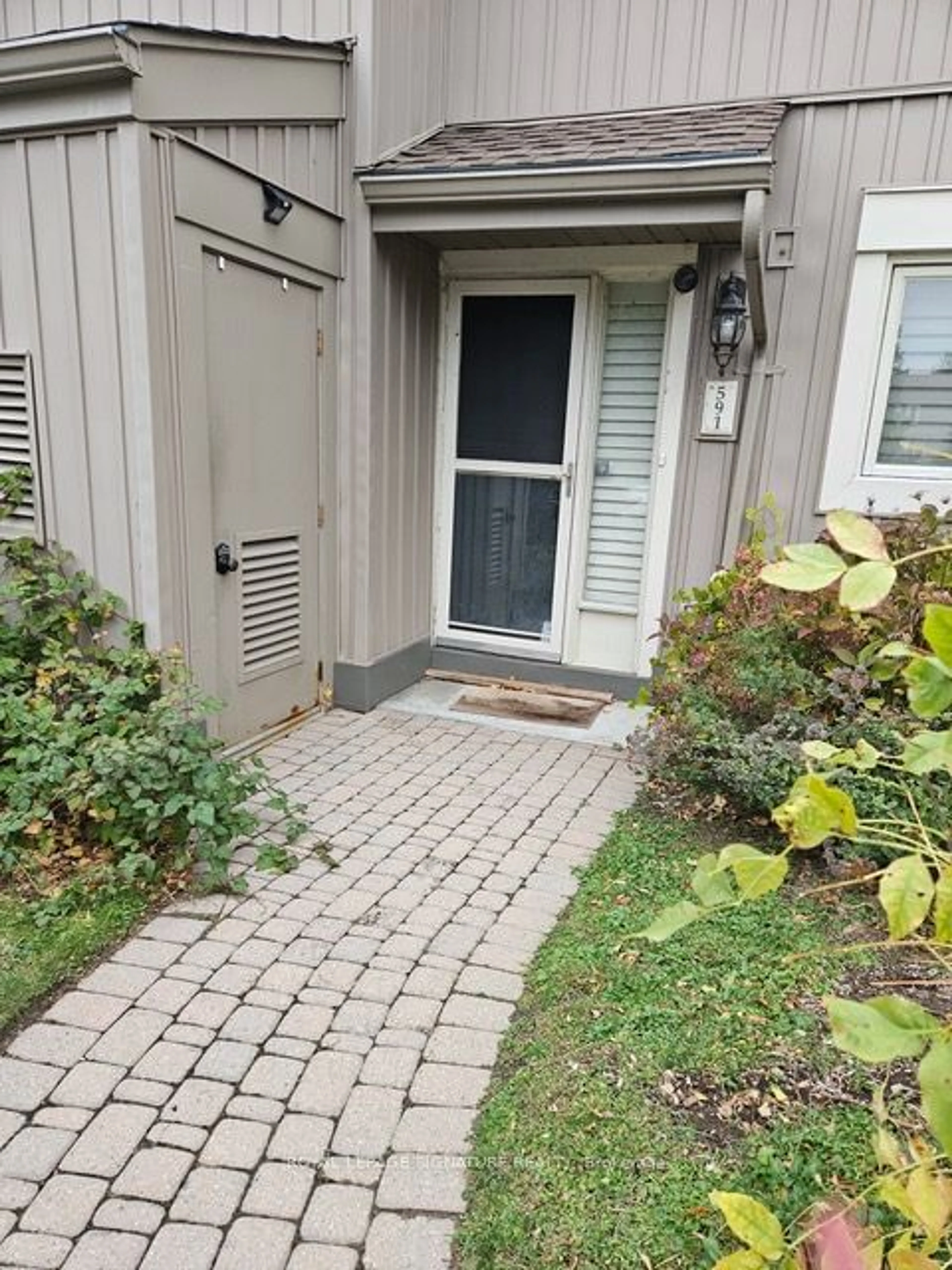 A pic from exterior of the house or condo, the street view for 591 Oxbow Cres, Collingwood Ontario L9Y 5B4