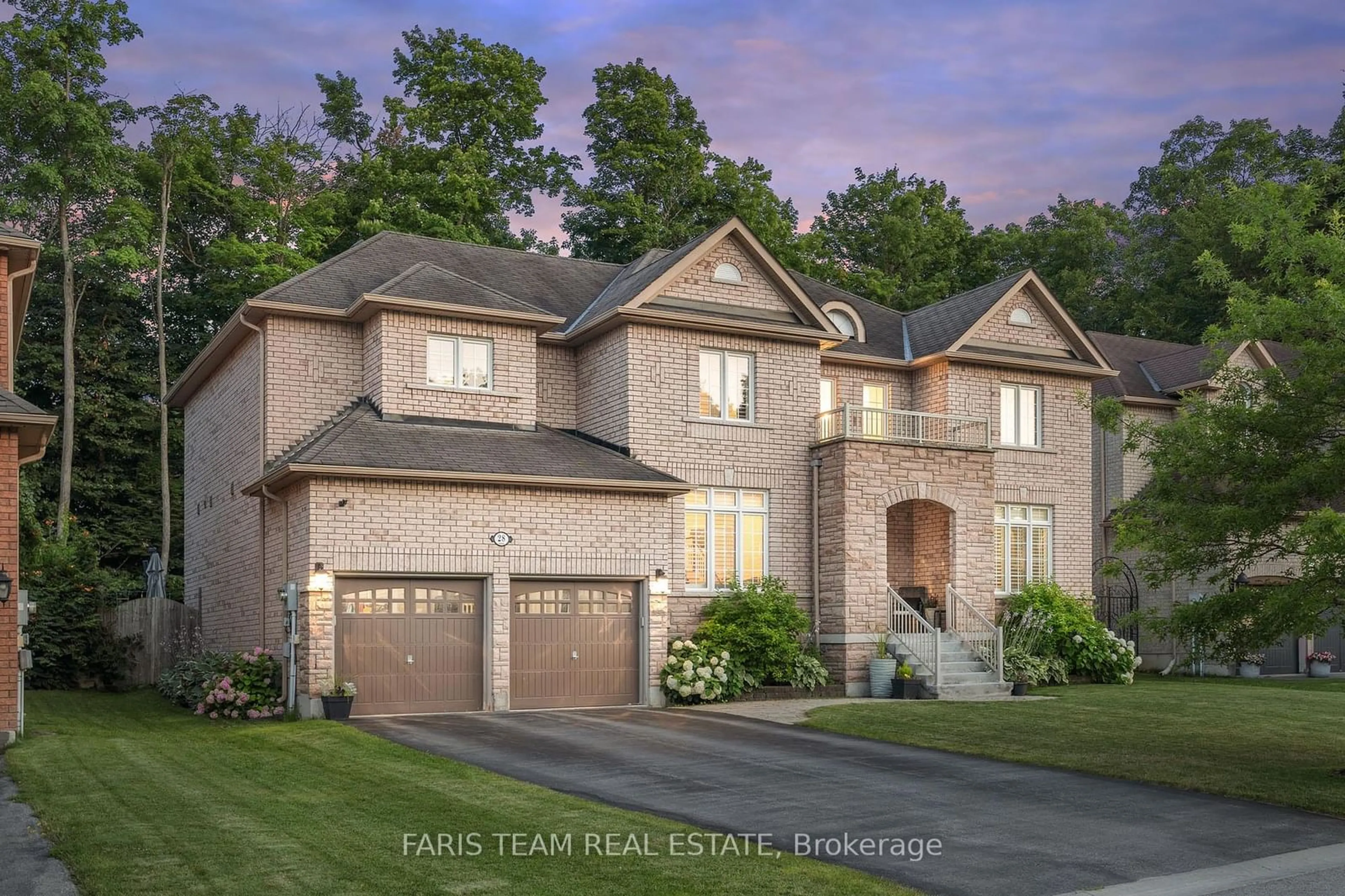 Home with brick exterior material for 28 Camelot Sq, Barrie Ontario L4M 0C3