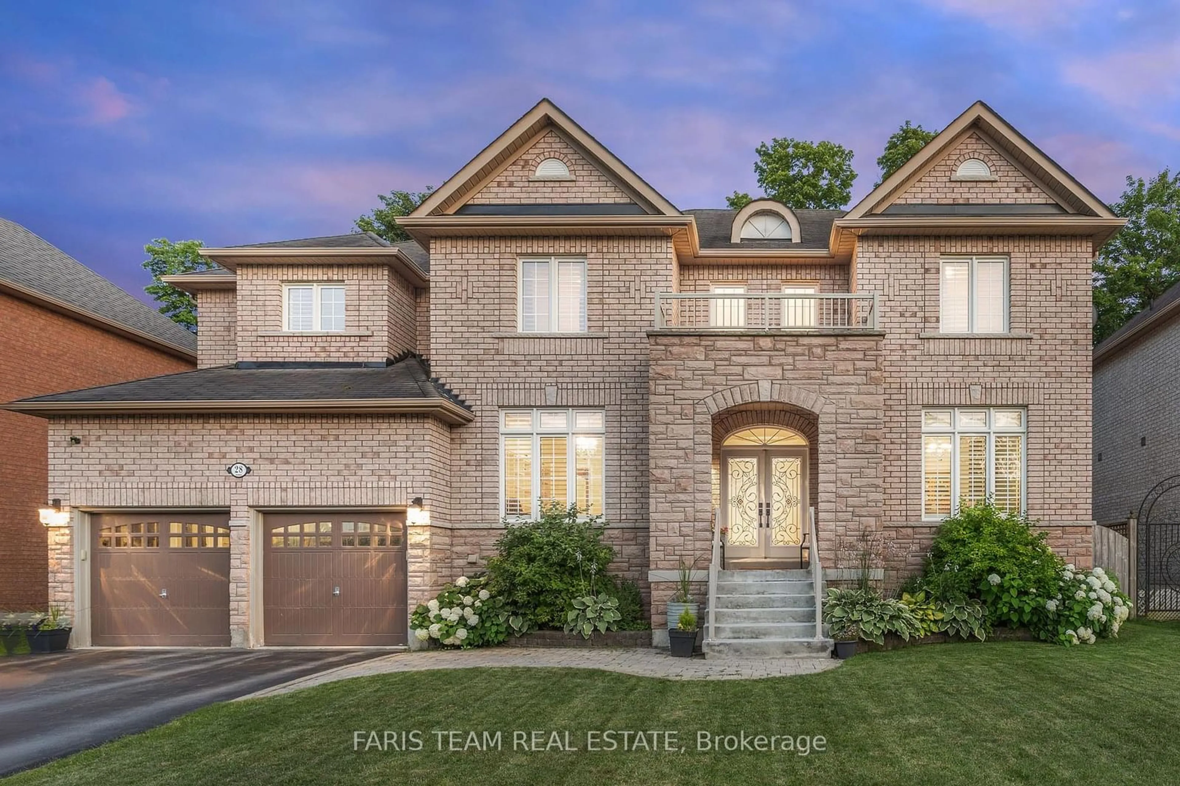 Home with brick exterior material for 28 Camelot Sq, Barrie Ontario L4M 0C3