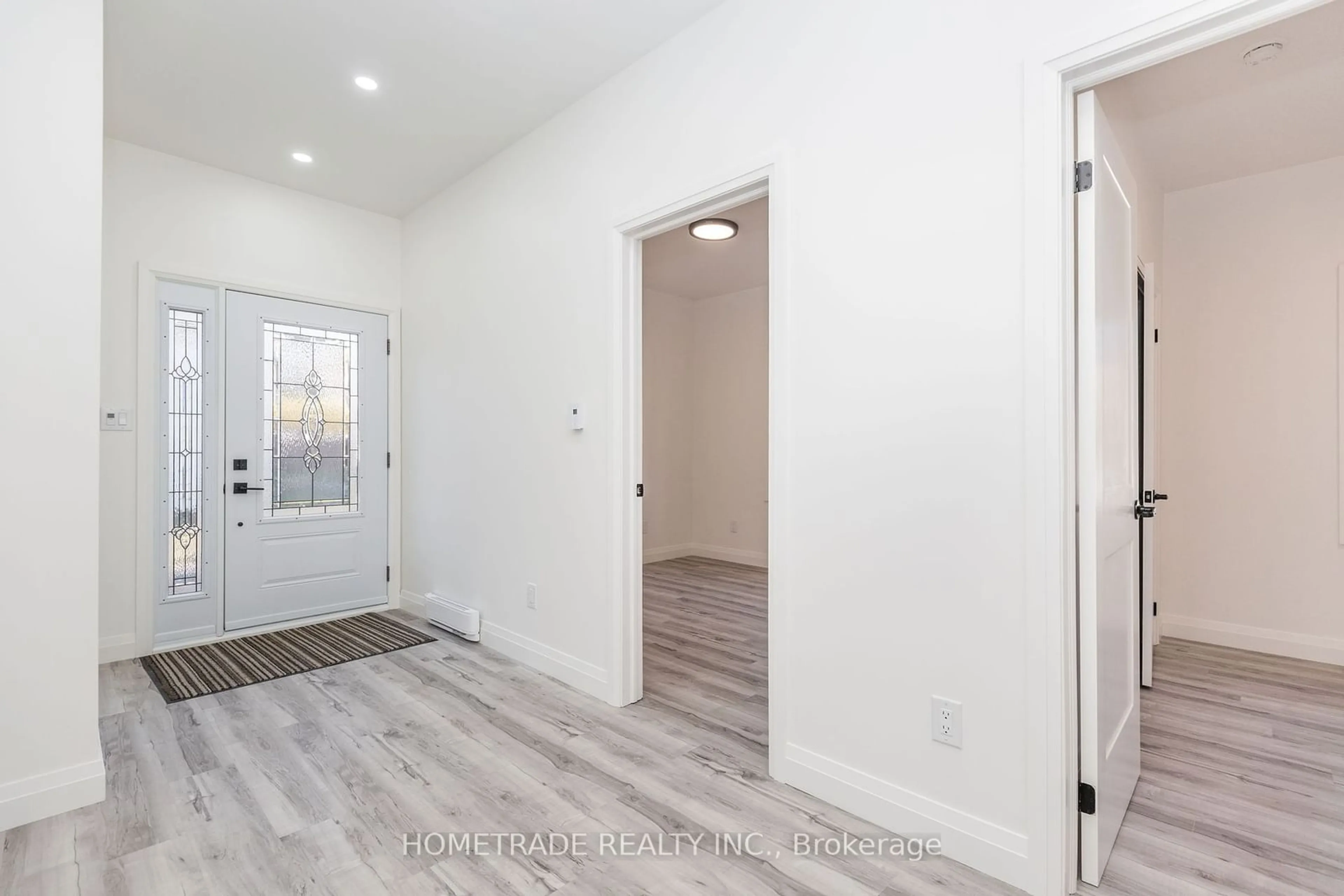 Indoor entryway, wood floors for 29 North St, Barrie Ontario L4M 2S1