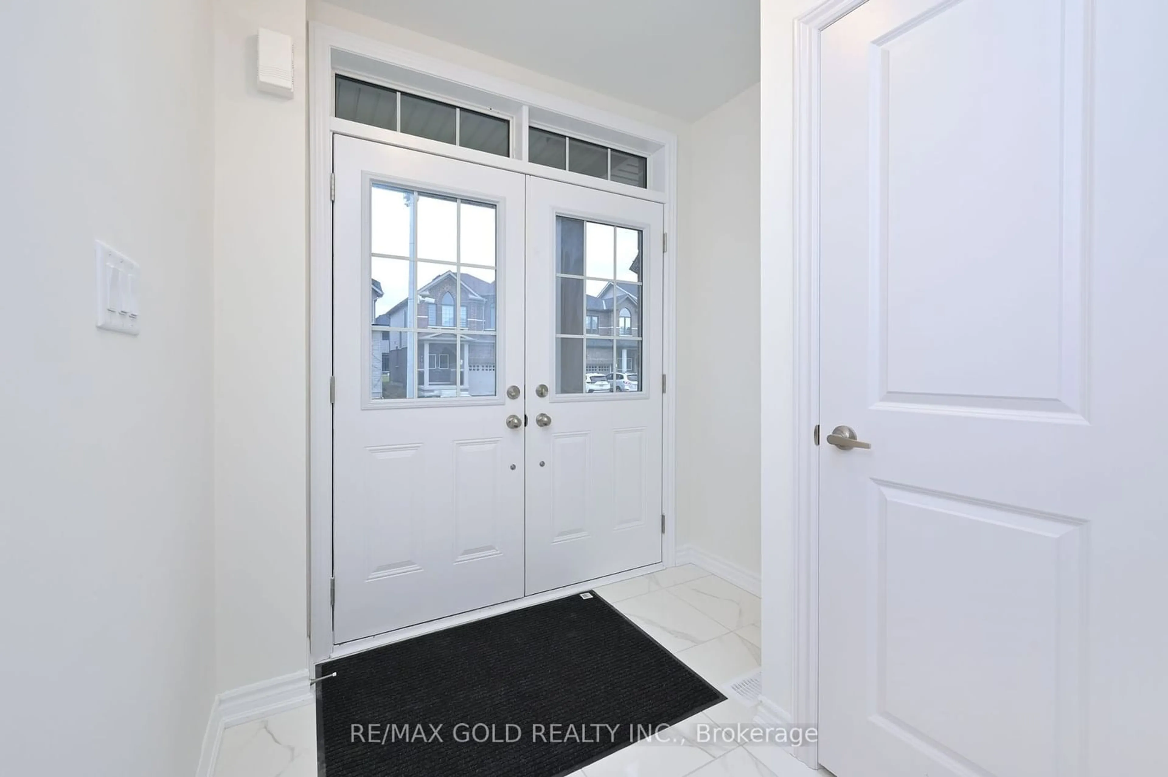 Indoor entryway, wood floors for 40 Prudhoe Terr, Barrie Ontario L9J 0W2