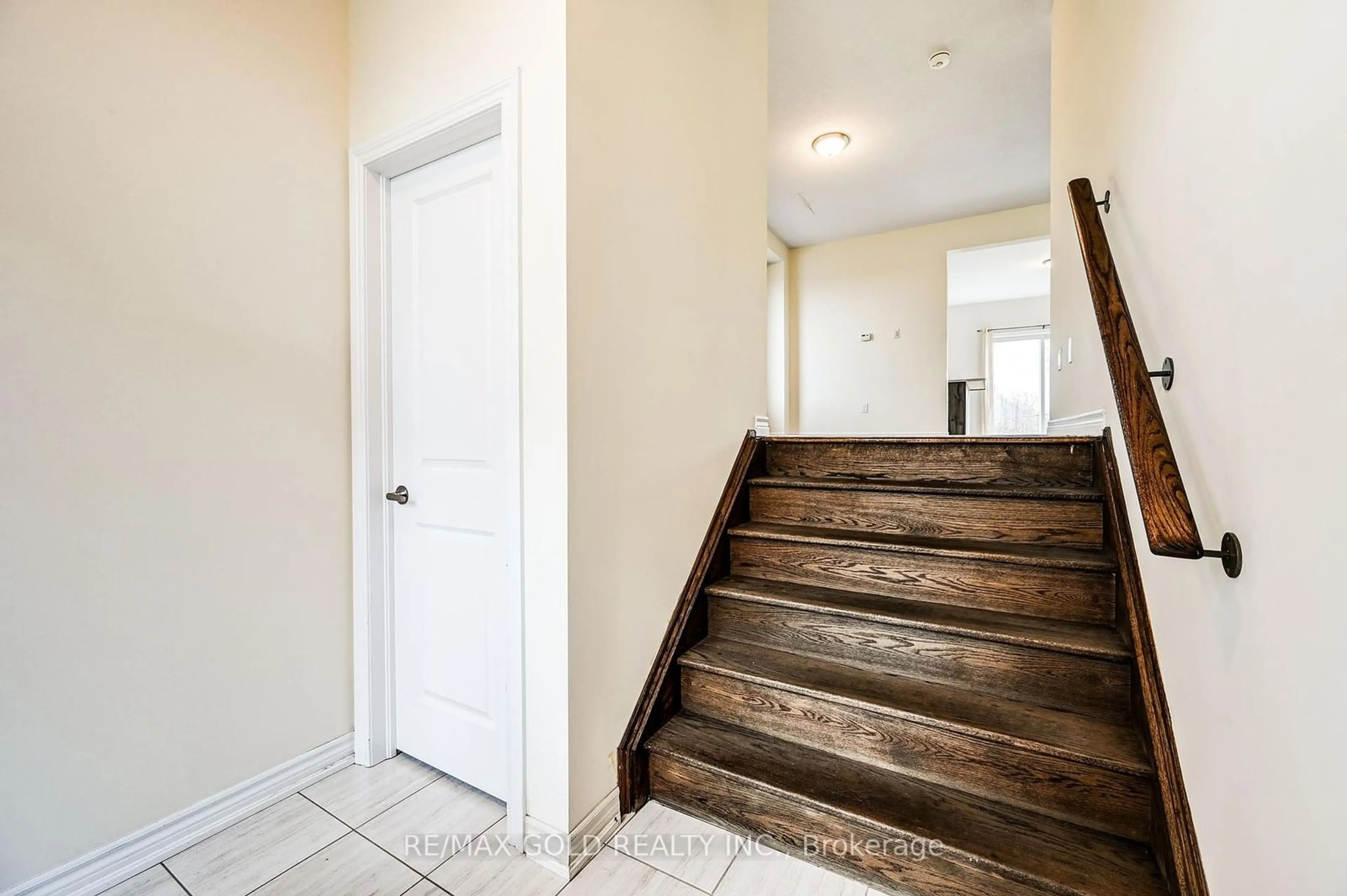 Indoor entryway, wood floors for 84 Atlantis Dr, Orillia Ontario L3V 8L4