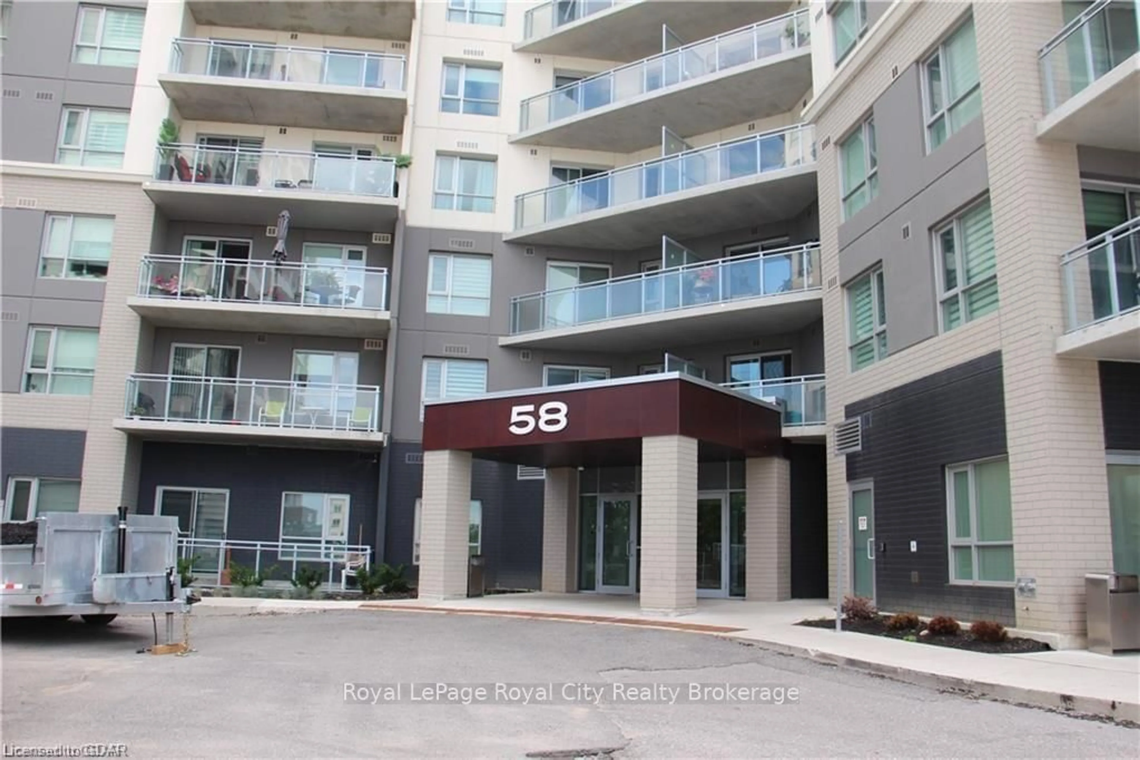 A pic from exterior of the house or condo, the front or back of building for 58 LAKESIDE Terr #201, Barrie Ontario L4M 0J1