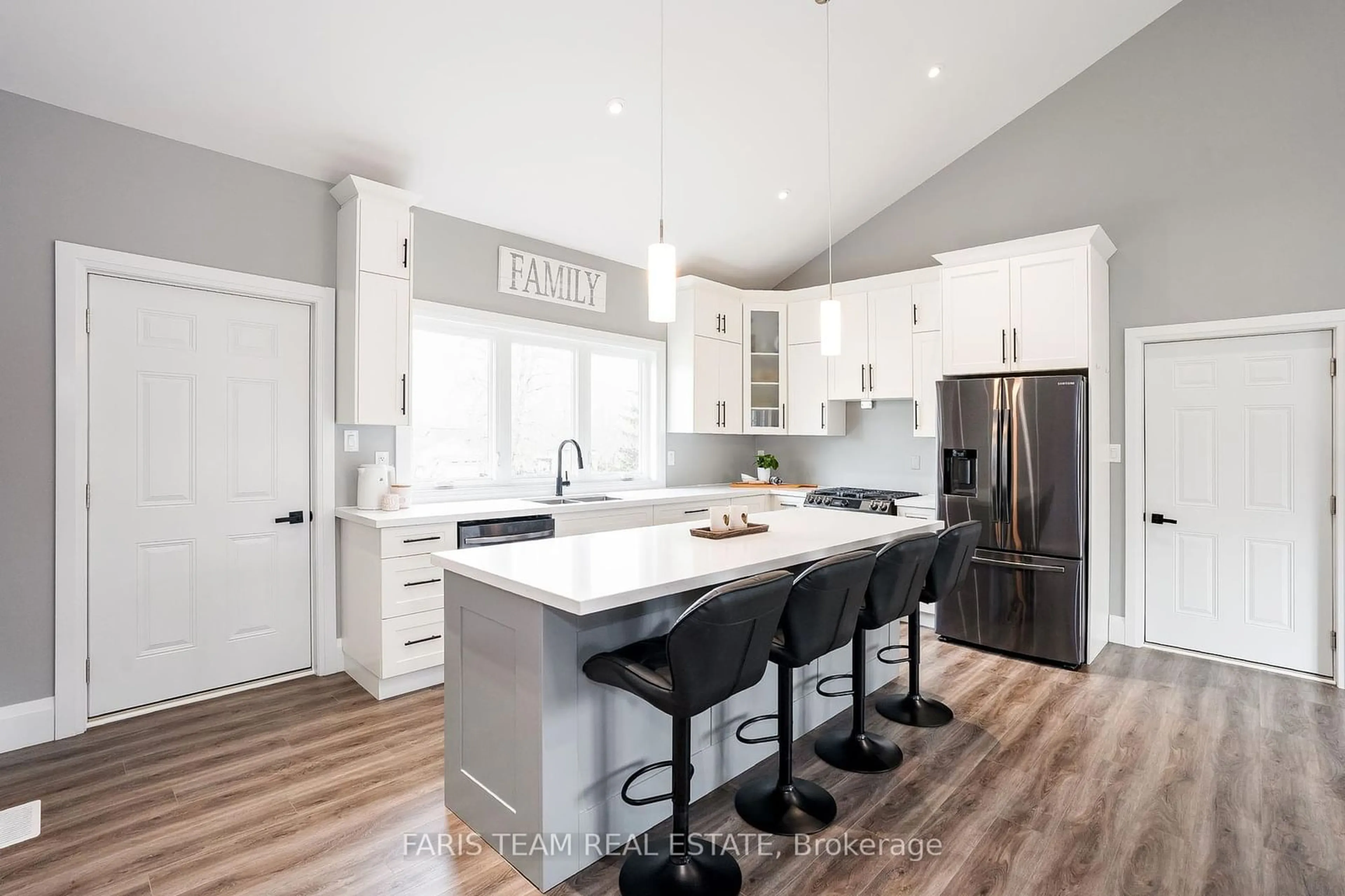 Open concept kitchen for 27 Leisure Crt, Severn Ontario L0K 1E0