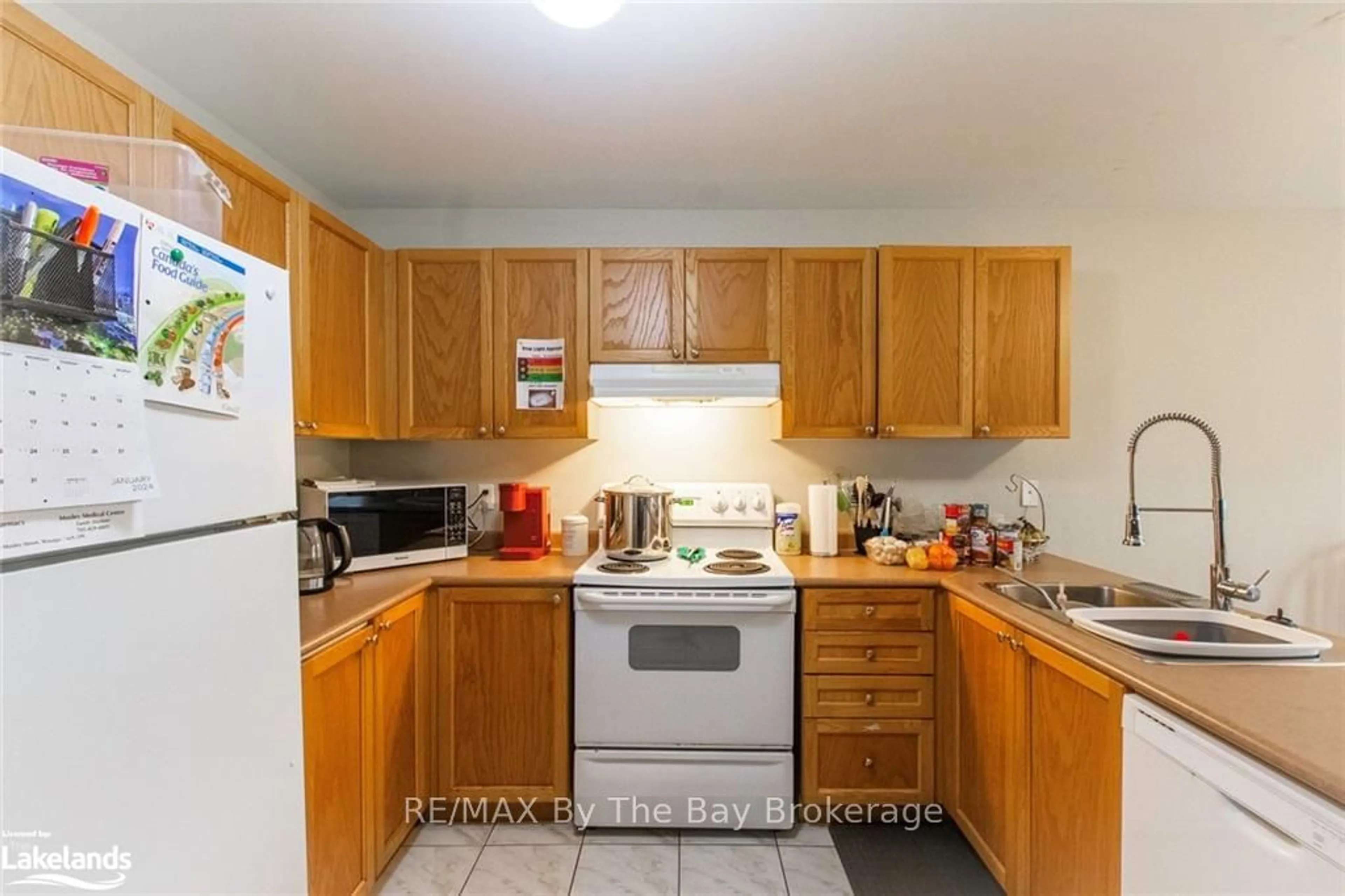 Standard kitchen, cottage for 48 ROSE VALLEY Way, Wasaga Beach Ontario L9Z 3C4