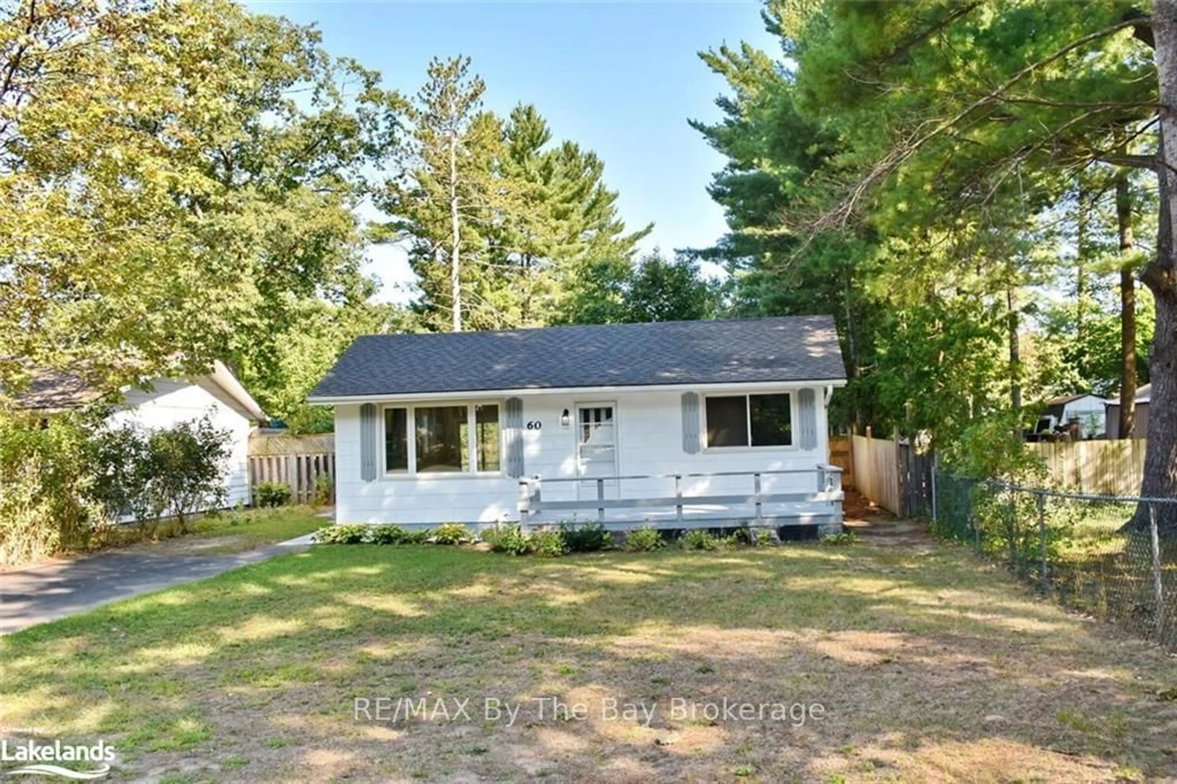 Frontside or backside of a home, cottage for 60 SUNNIDALE RIVER Rd, Wasaga Beach Ontario L9Z 2S4