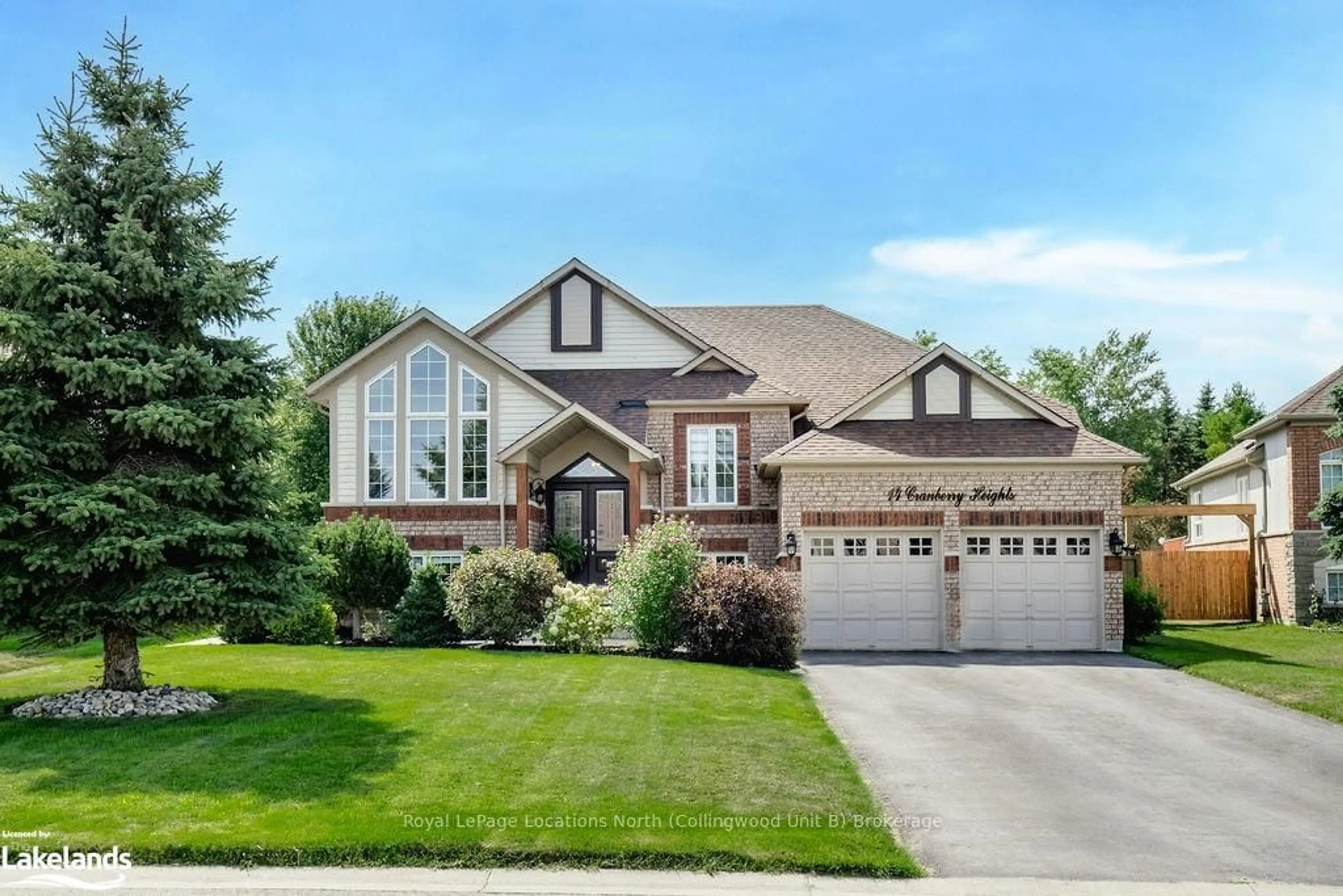 Frontside or backside of a home, the street view for 14 CRANBERRY Hts, Wasaga Beach Ontario L9Z 1M9