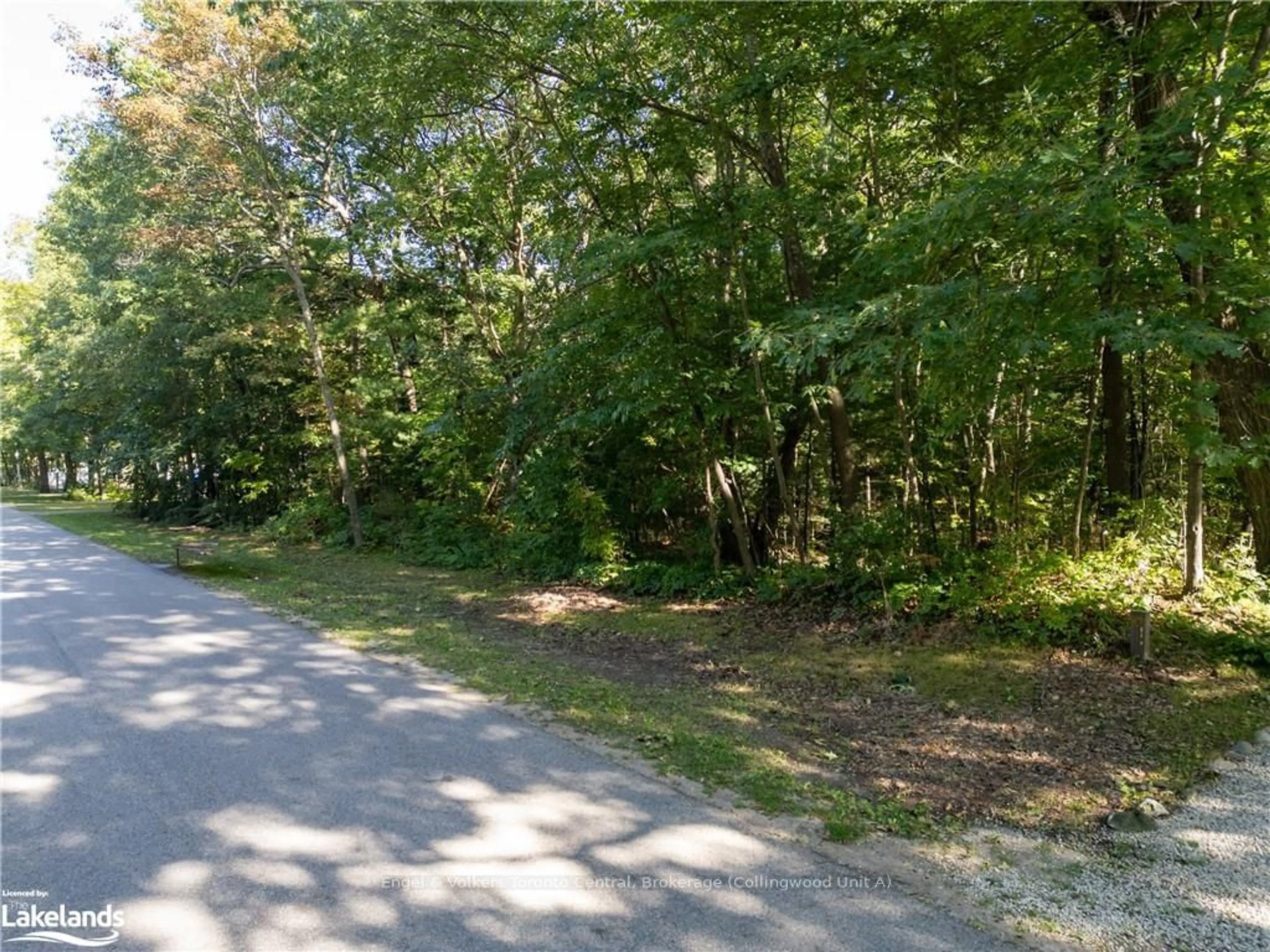 Frontside or backside of a home, the street view for 173 WILDWOOD Dr, Wasaga Beach Ontario L9Z 1R3