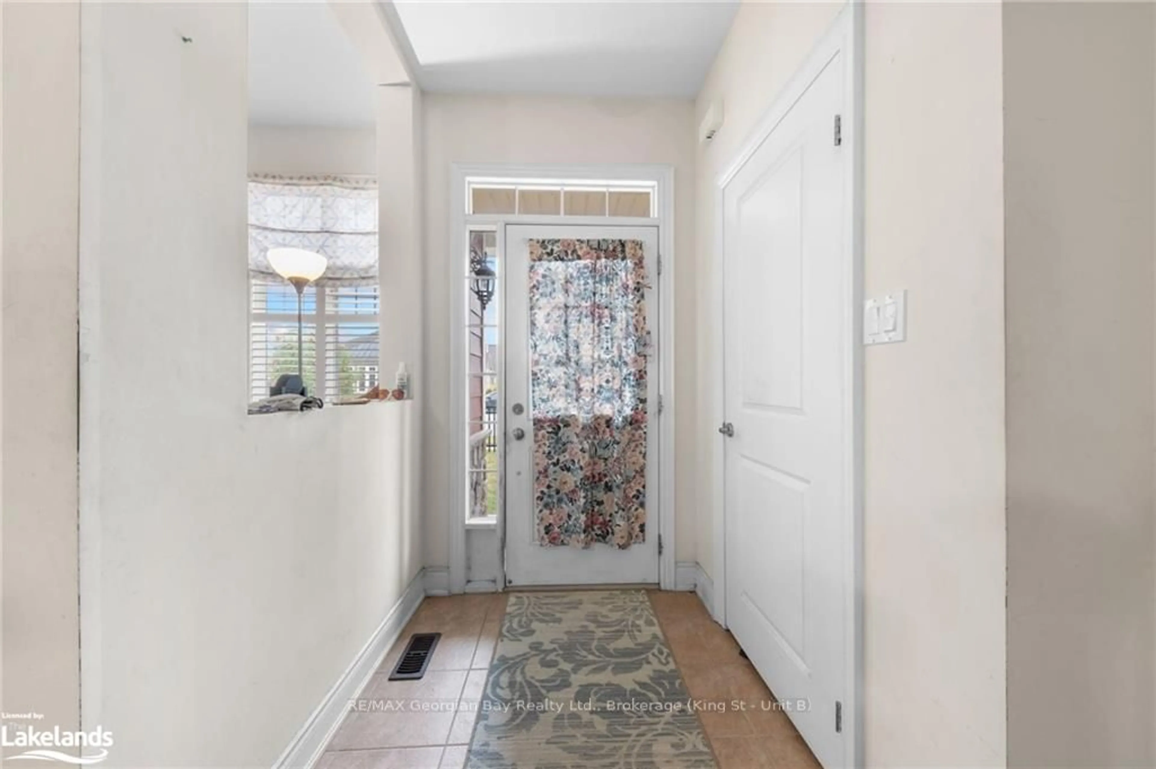 Indoor entryway, unknown floor for 2 LOGGERS GATE, Wasaga Beach Ontario L9Z 0E7