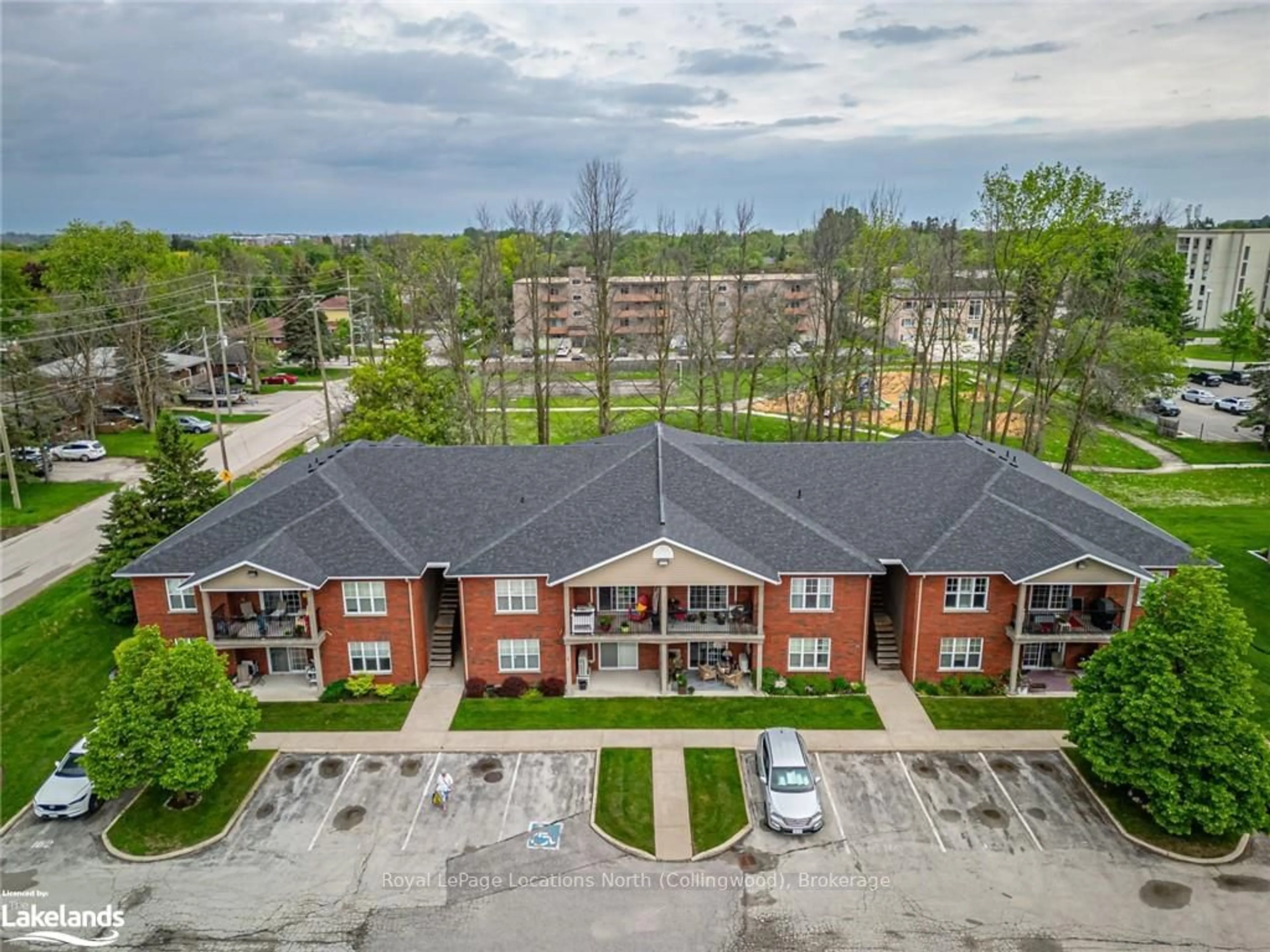 A pic from exterior of the house or condo, the front or back of building for 435 WALNUT St #203, Collingwood Ontario L9Y 4B2