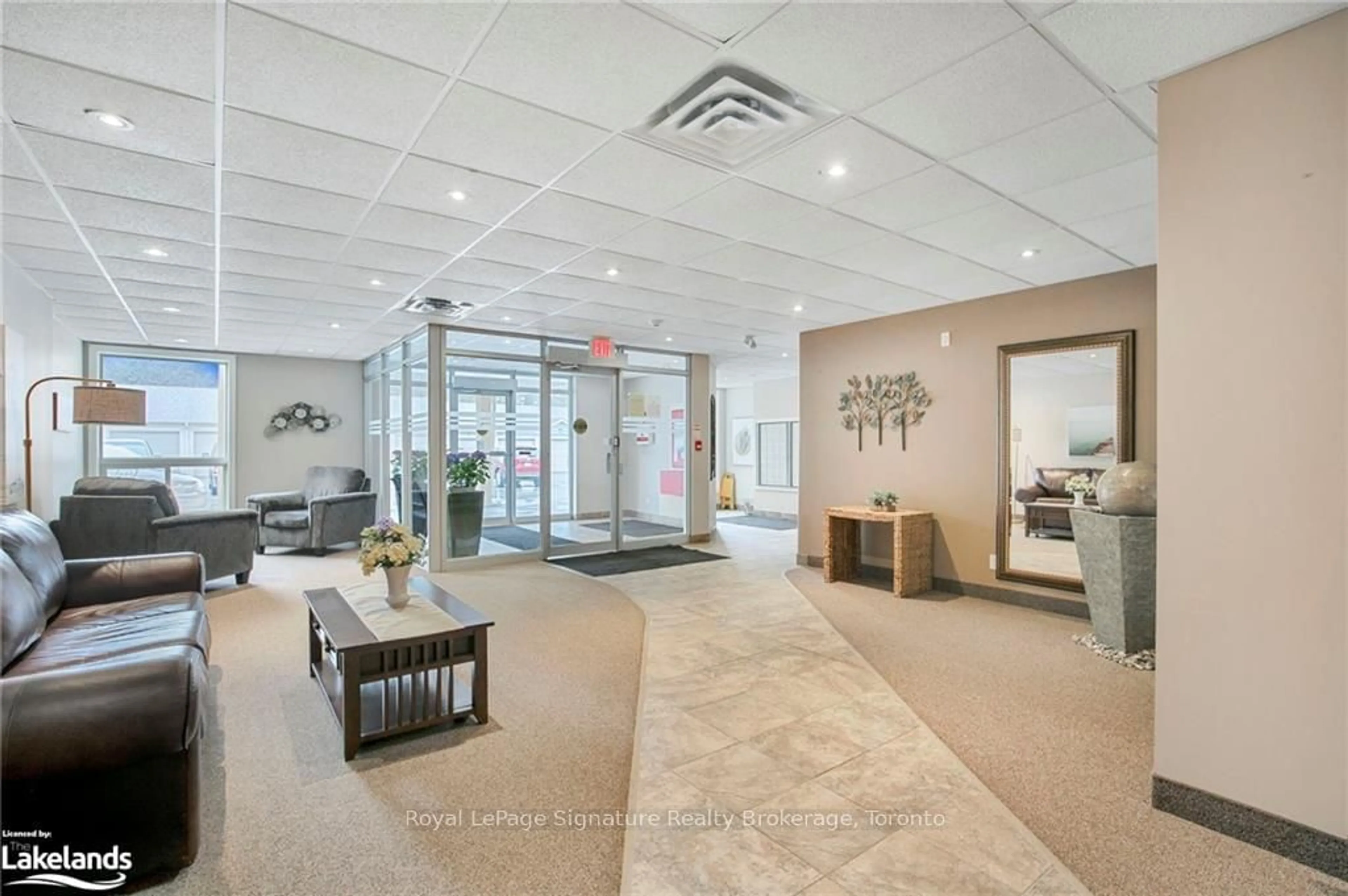 Indoor lobby, carpet floors for 486 LACLIE St #305, Orillia Ontario L3V 4P9