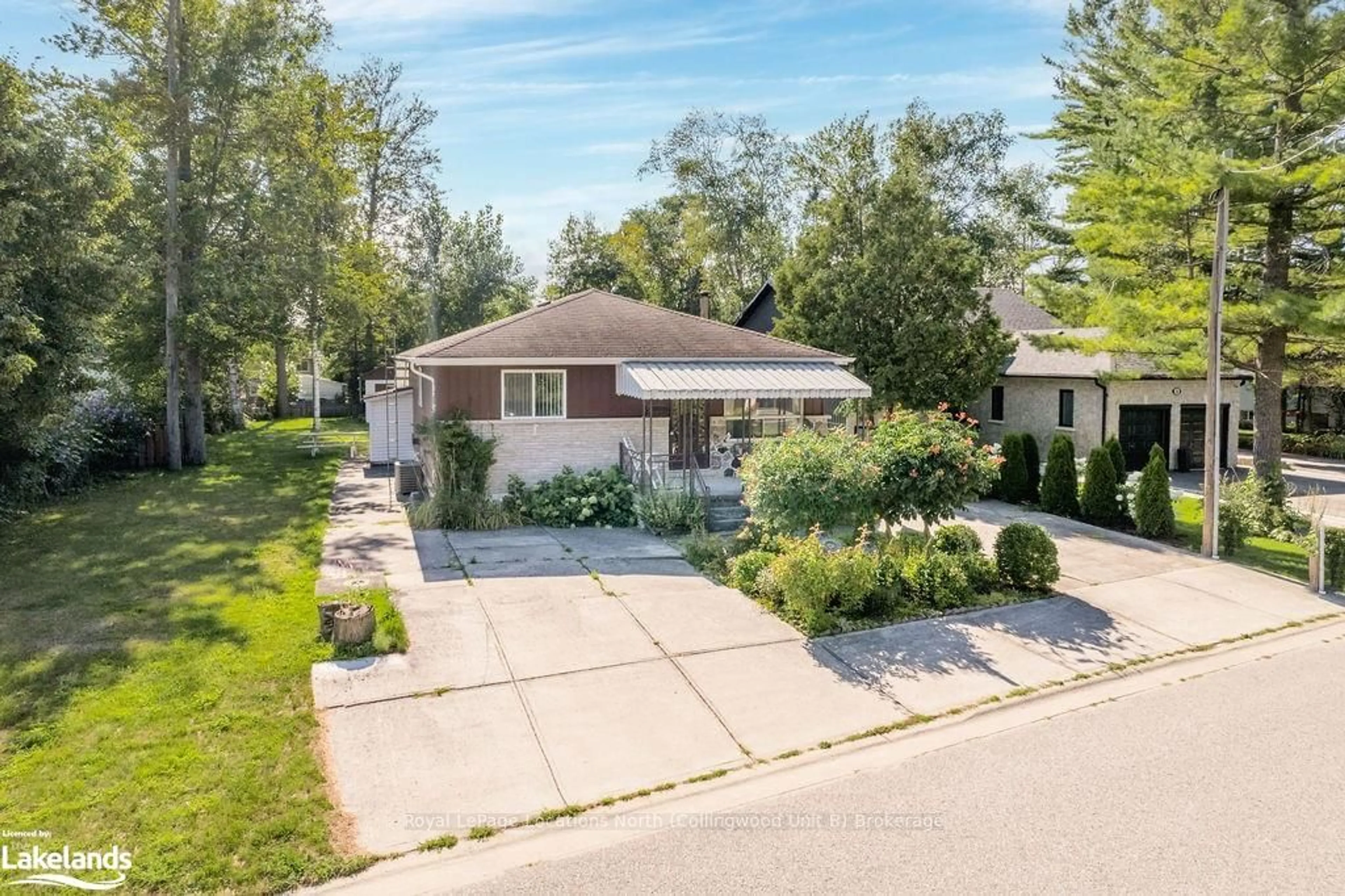 Frontside or backside of a home, the street view for 32 57TH St, Wasaga Beach Ontario L9Z 1W5